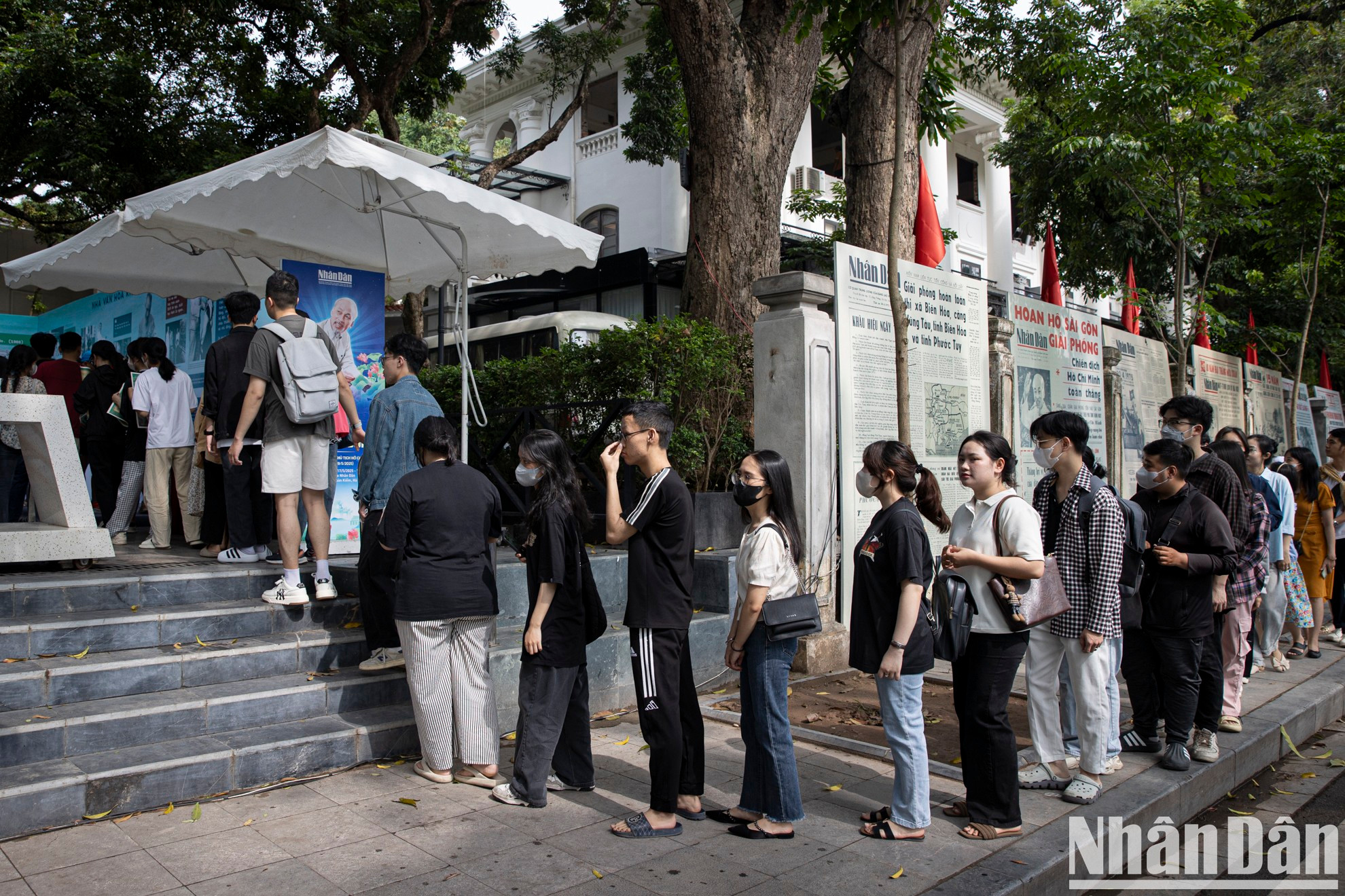 Muchos jóvenes hacen cola desde primera hora para recibir la publicación especial y visitar la exposición fotográfica.