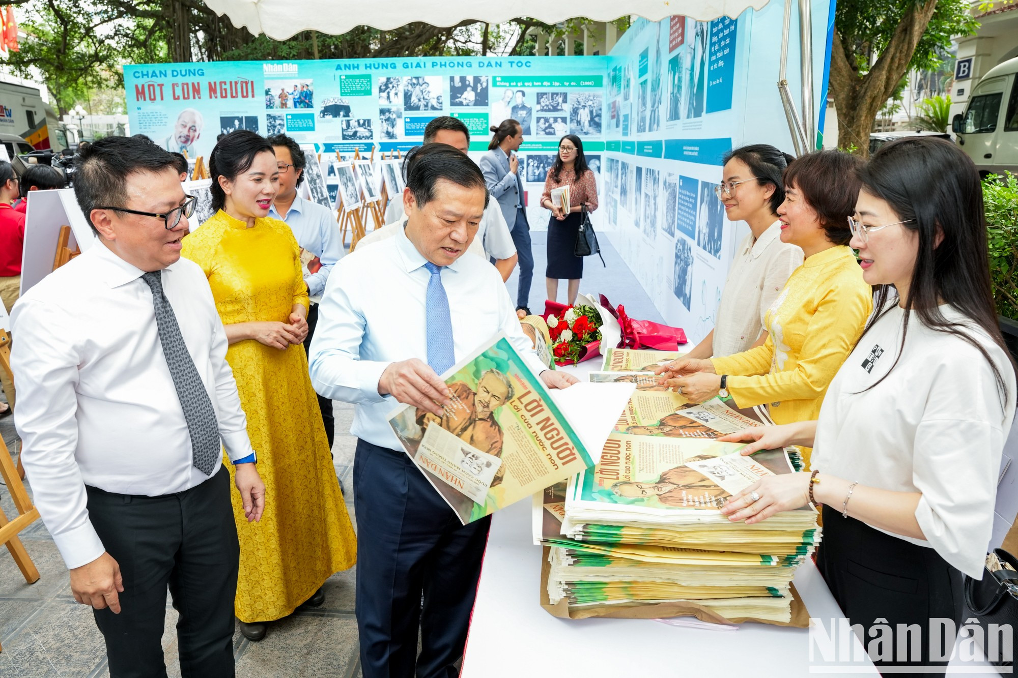 Le Quoc Minh, miembro del Comité Central del Partido Comunista de Vietnam (PCV), presidente-editor del periódico Nhan Dan, subjefe de la Comisión de Propaganda y Movilización de Masas del Comité Central del PCV y titular de la Asociación de Periodistas del país, presenta a los asistentes la publicación especial con motivo del 135º natalicio del prócer vietnamita.