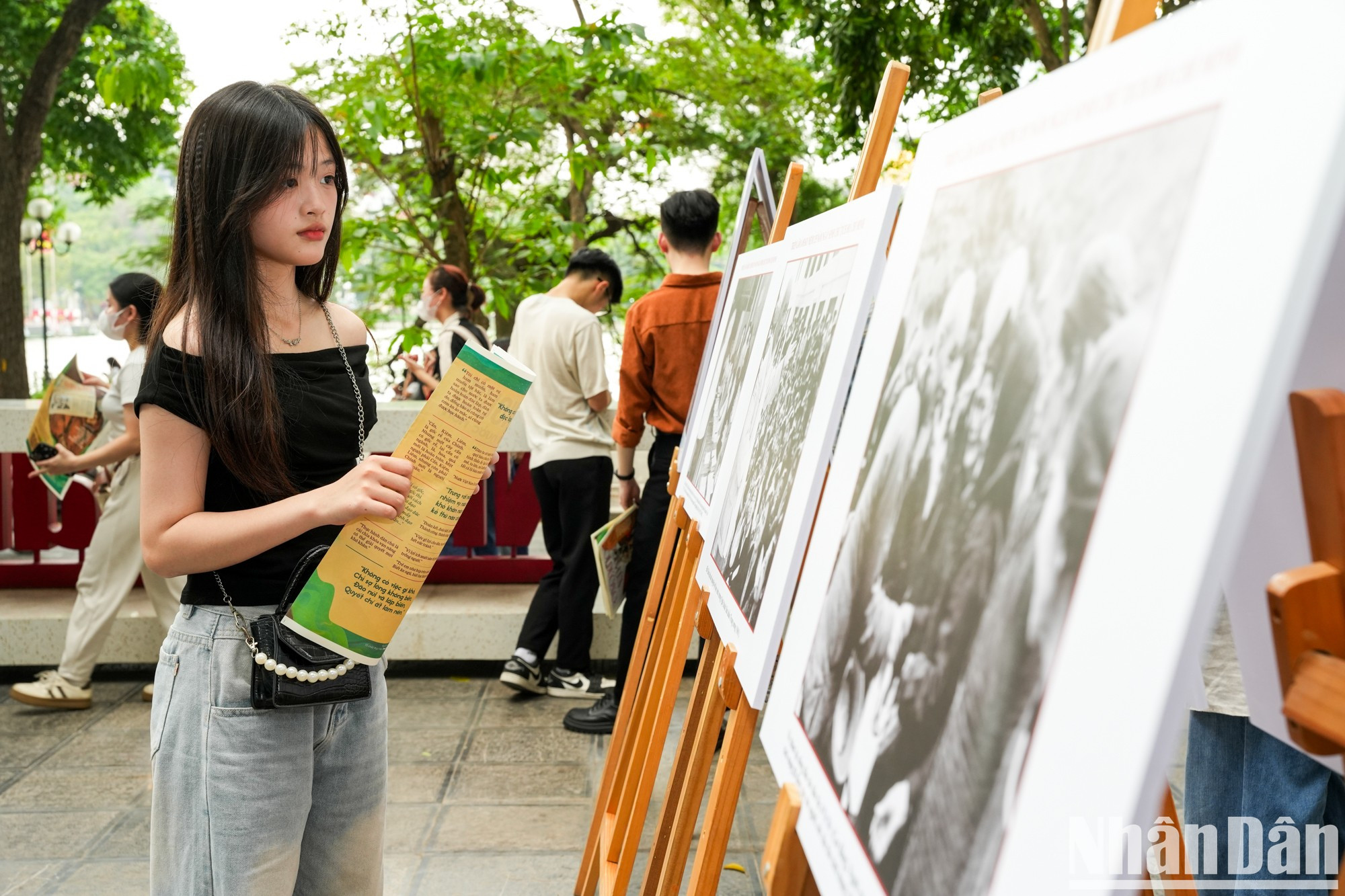 Los jóvenes se emocionan al ver fotos del Tío Ho.