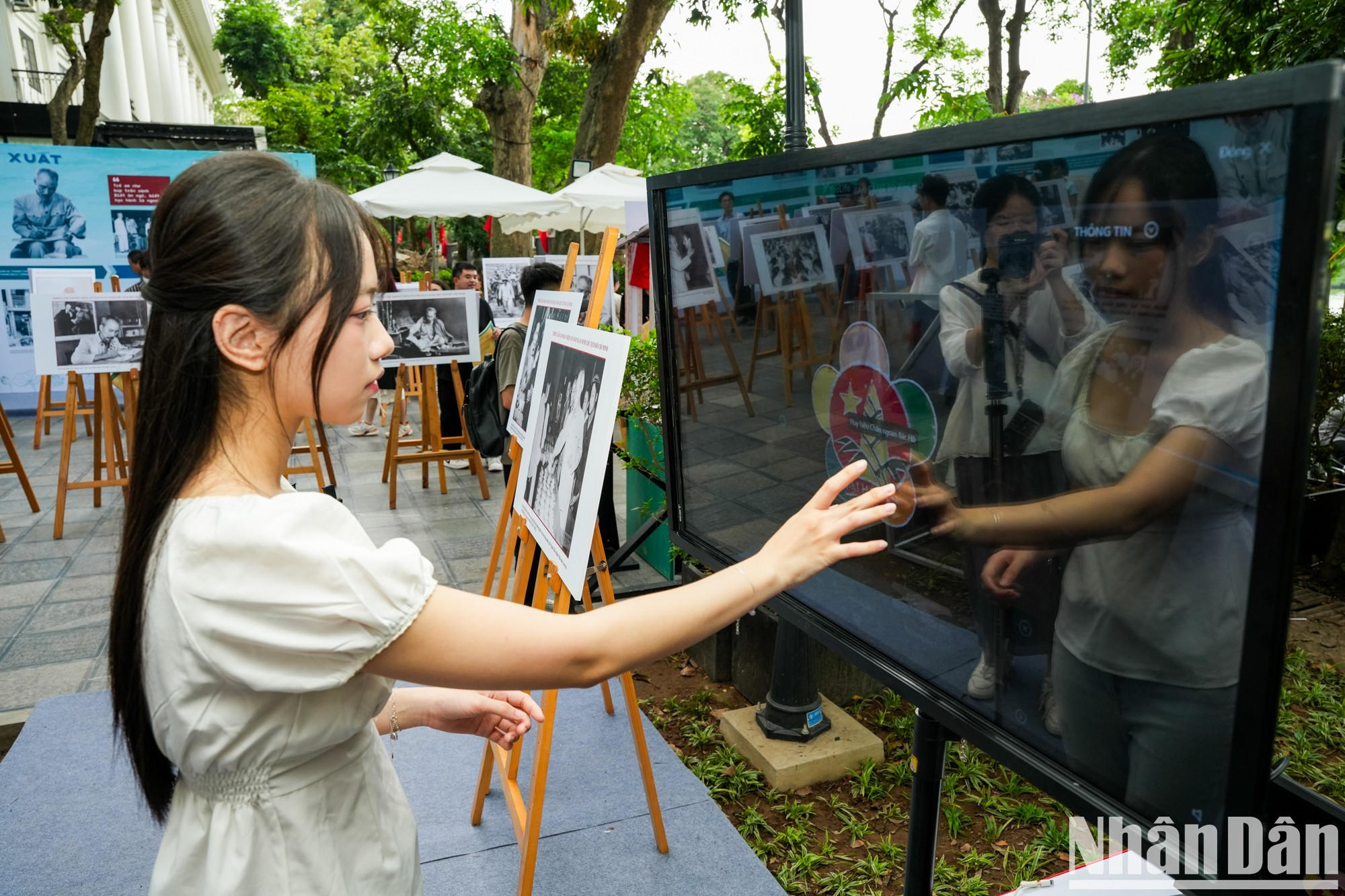 La exposición aprovecha al máximo la tecnología moderna para ofrecer una experiencia digital atractiva a los visitantes.