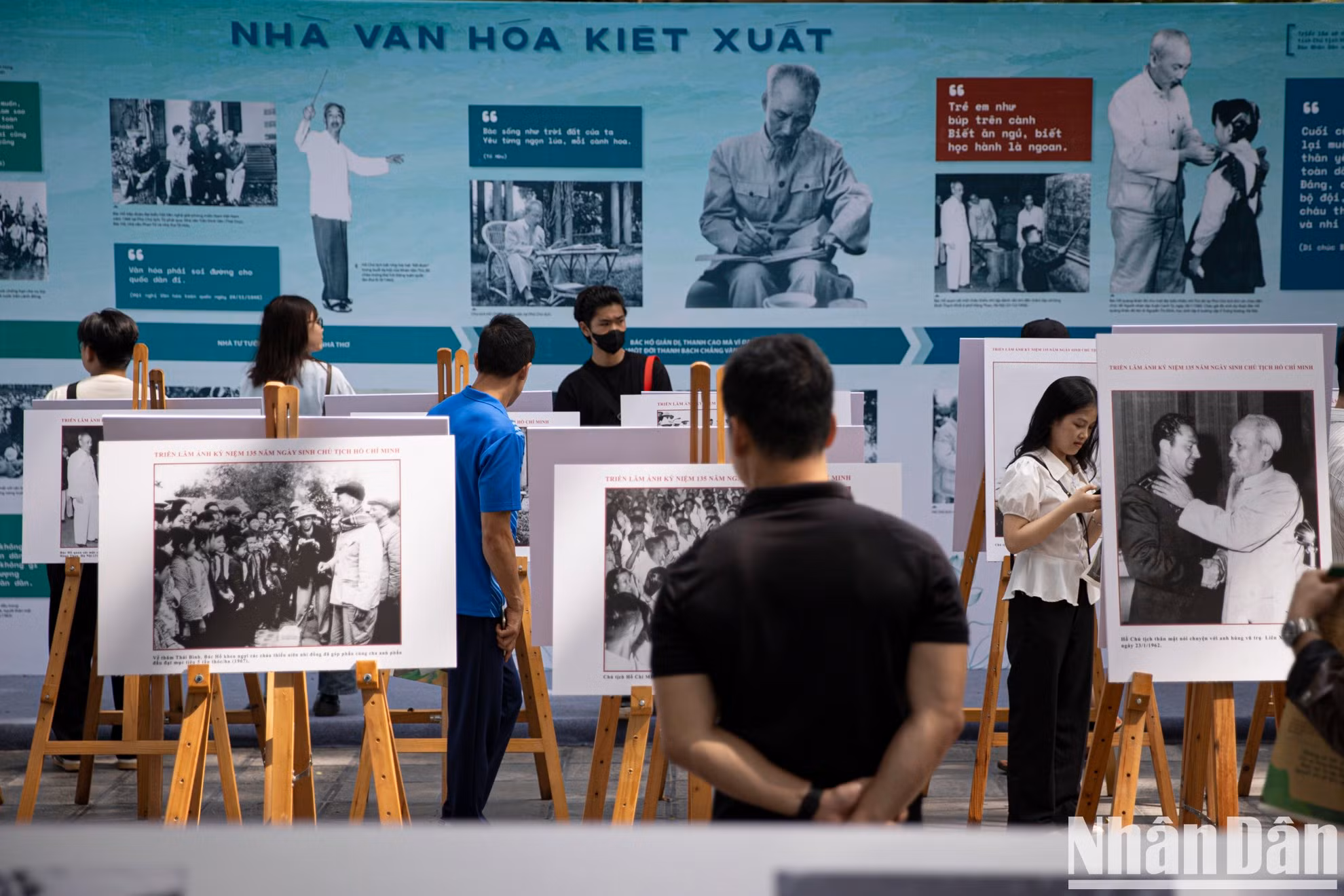En la exposición, el público también tiene la oportunidad de explorar valiosos materiales sobre la ideología, la moral y el estilo de Ho Chi Minh.