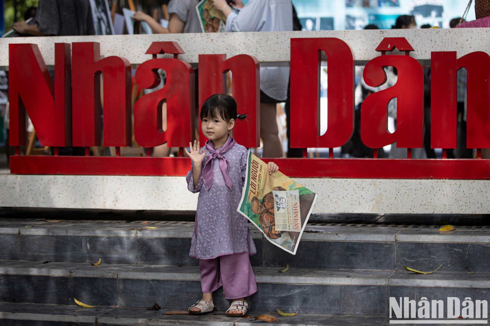 La exposición fotográfica y la publicación del número especial del periódico Nhan Dan Fin De Semana, con motivo del 135 aniversario del nacimiento del presidente Ho Chi Minh, suscitan un gran interés entre los visitantes.