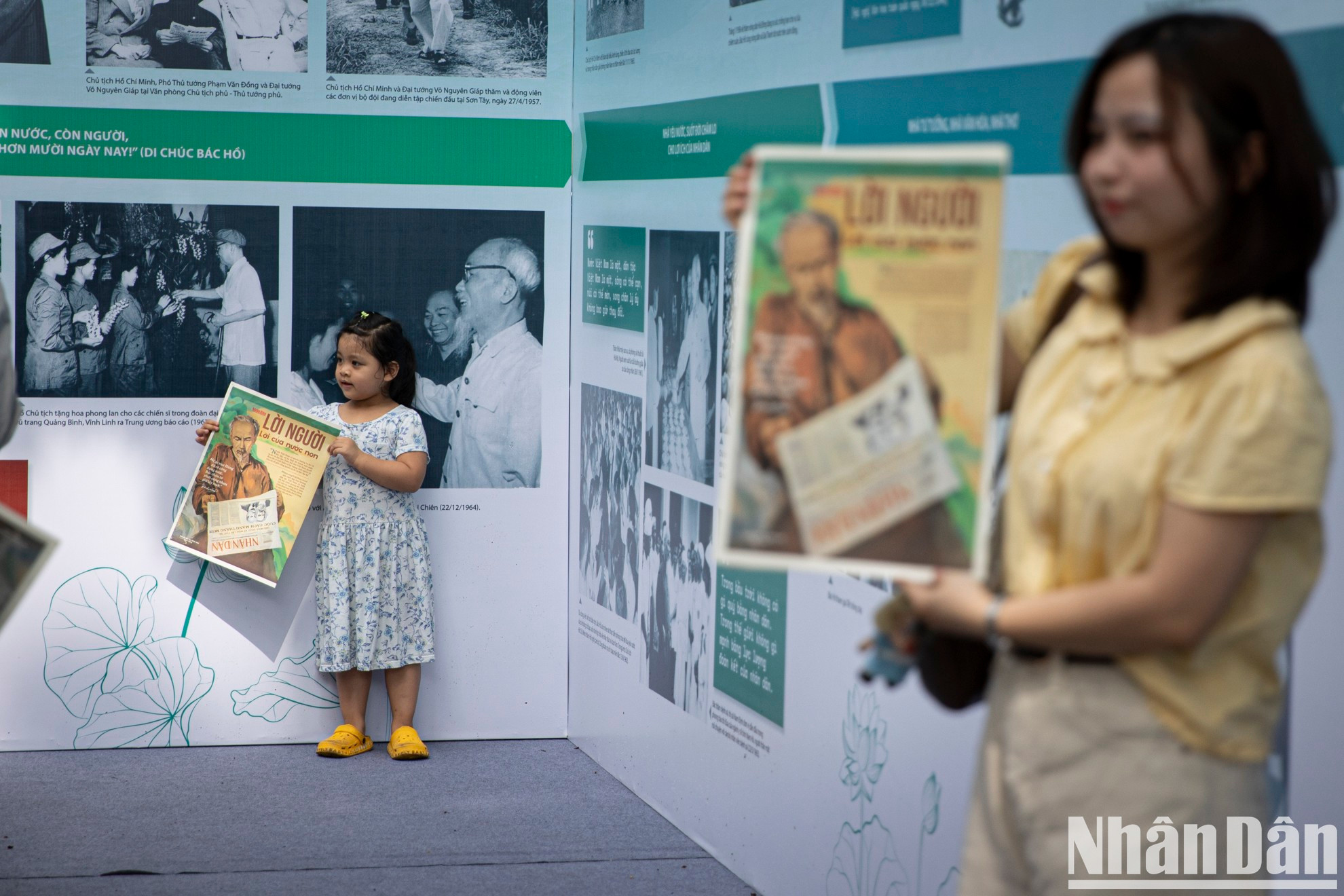 Al mismo tiempo, el periódico Nhan Dan ofrece a los lectores dos páginas de publicaciones especiales integradas con códigos QR que se conectan a documentos vívidos sobre el Tío Ho, creando una experiencia de lectura moderna y atractiva dirigida a un amplio público nacional e internacional.