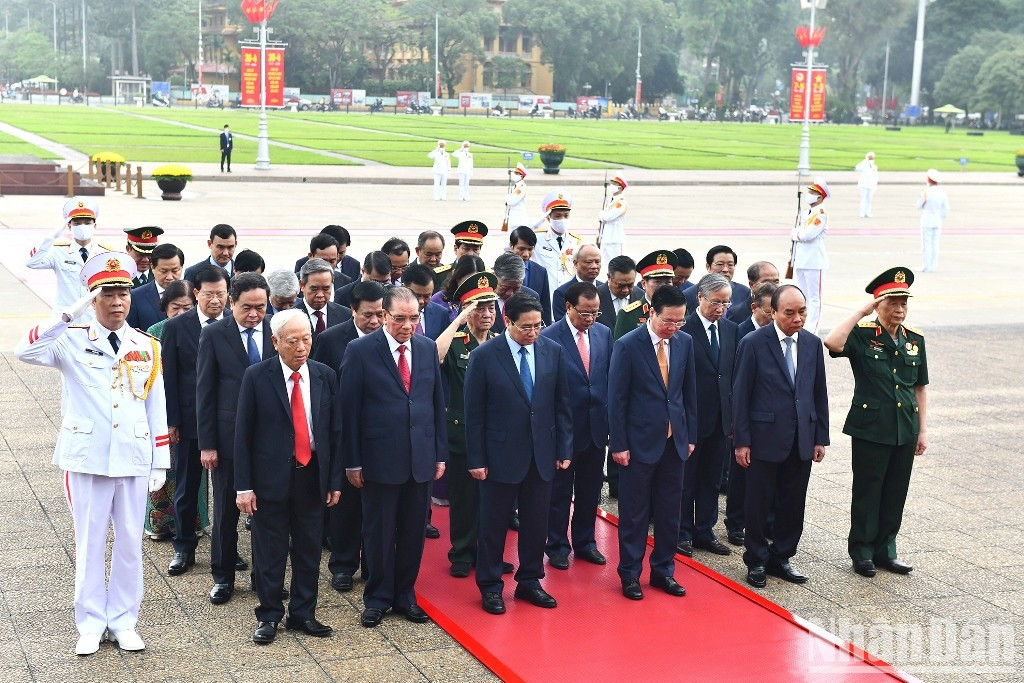 Los participantes inclinan su frente en señal de respeto al Padre de la nación.