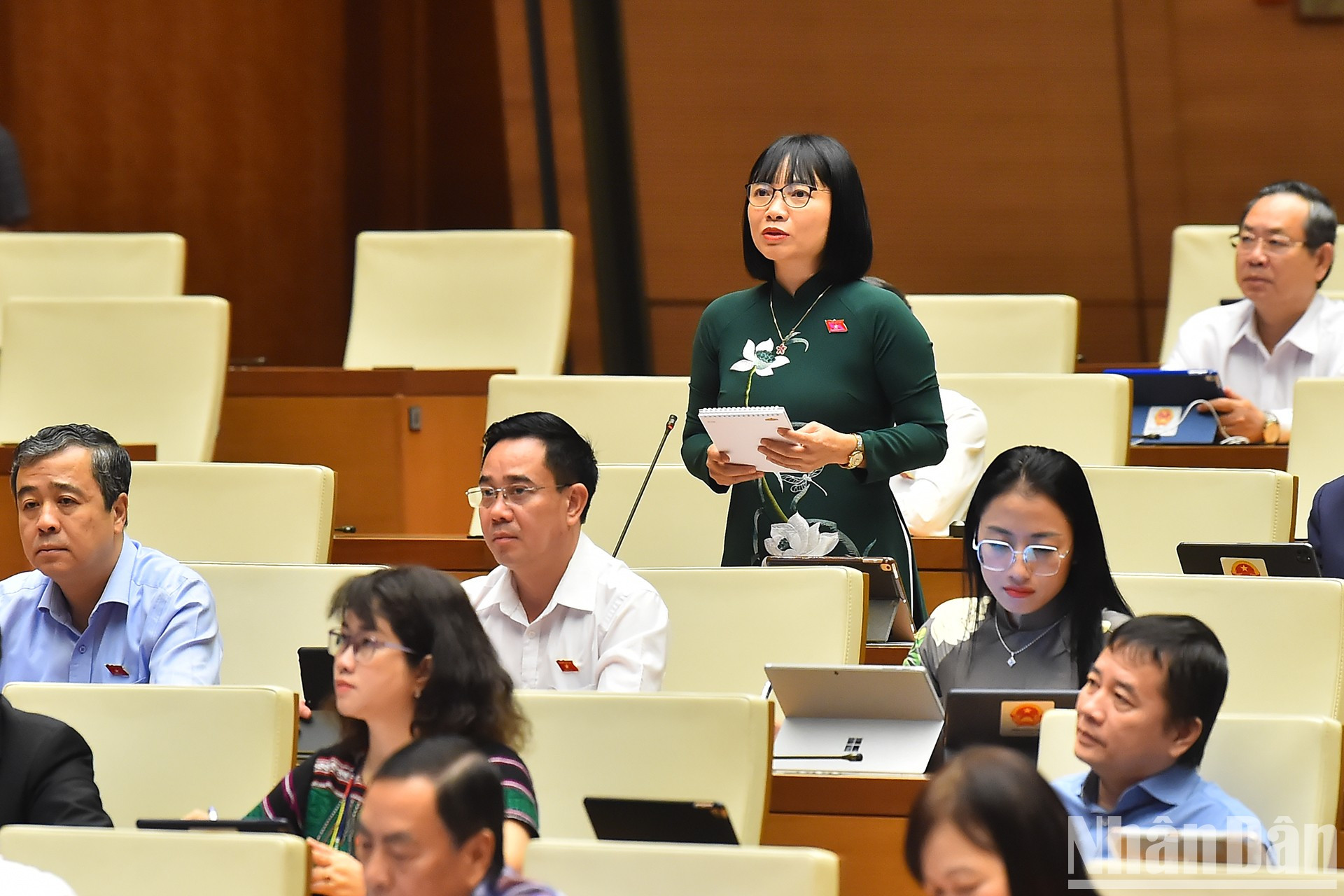 La diputada de la norteña provincia de Hai Duong, Nguyen Thi Viet Nga, hace una pregunta a la gobernadora del Banco Estatal de Vietnam, Nguyen Thi Hong.