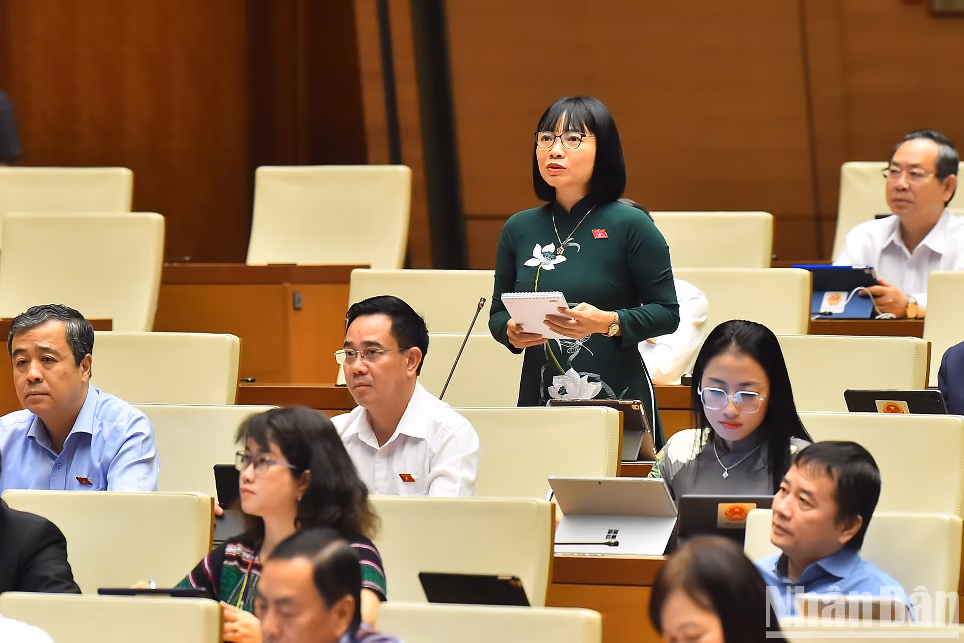 La diputada de la norteña provincia de Hai Duong, Nguyen Thi Viet Nga, hace una pregunta a la gobernadora del Banco Estatal de Vietnam, Nguyen Thi Hong. La diputada de la norteña provincia de Hai Duong, Nguyen Thi Viet Nga, hace una pregunta a la gobernadora del Banco Estatal de Vietnam, Nguyen Thi Hong.