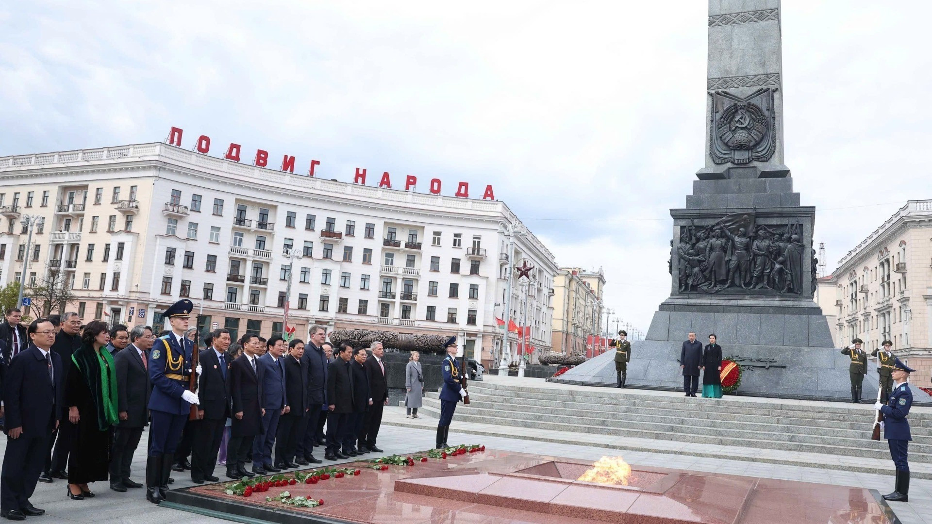 El secretario general del Partido Comunista de Vietnam, To Lam y su esposa, junto con la delegación de alto rango, depositan flores en el Monumento a la Victoria en la capital de Minsk. (Foto: Thong Nhat/VNA) El secretario general del Partido Comunista de Vietnam, To Lam y su esposa, junto con la delegación de alto rango, depositan flores en el Monumento a la Victoria en la capital de Minsk. (Foto: Thong Nhat/VNA)