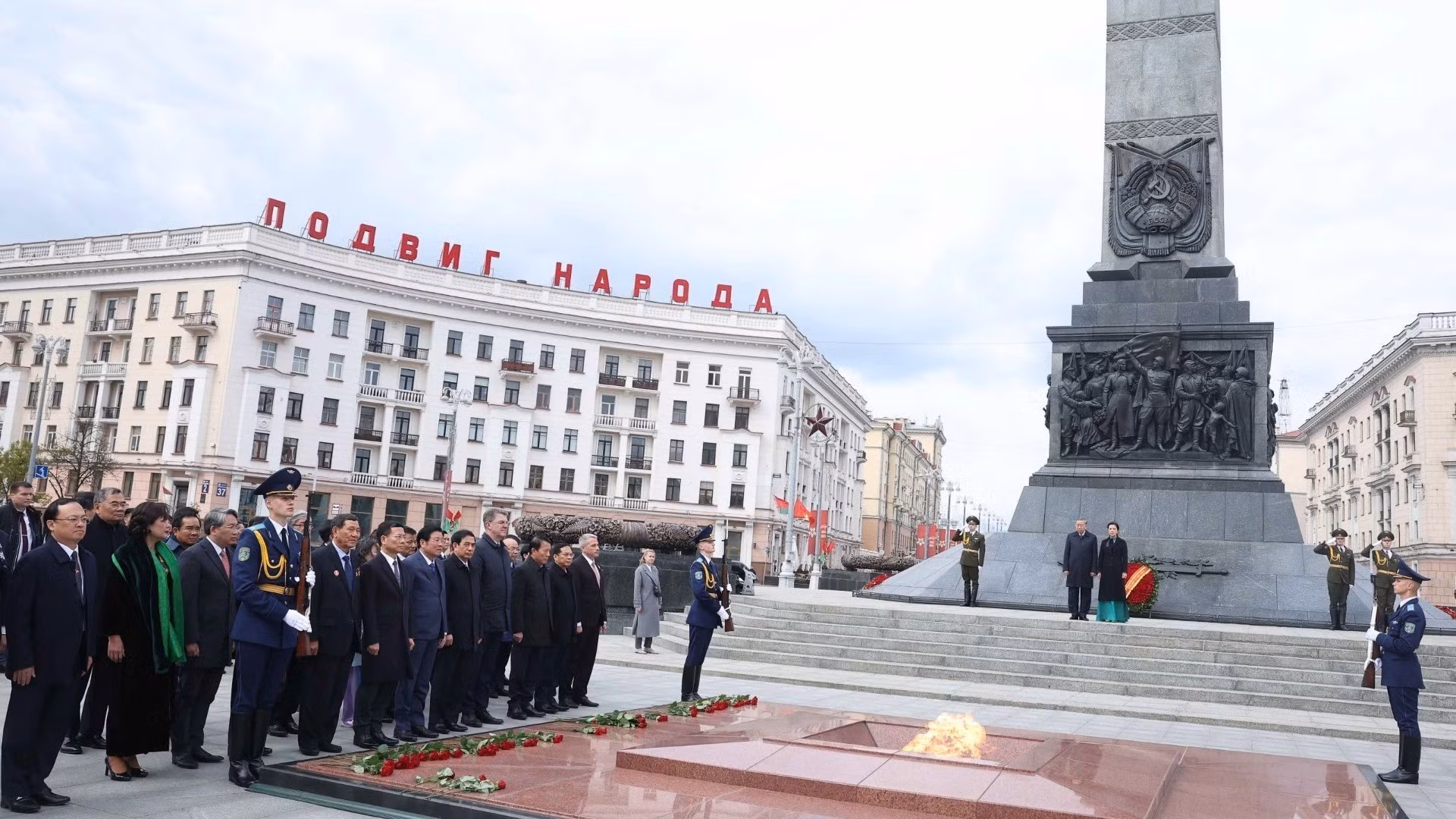 El secretario general del Partido Comunista de Vietnam, To Lam y su esposa, junto con la delegación de alto rango, depositan flores en el Monumento a la Victoria en la capital de Minsk. (Foto: Thong Nhat/VNA)