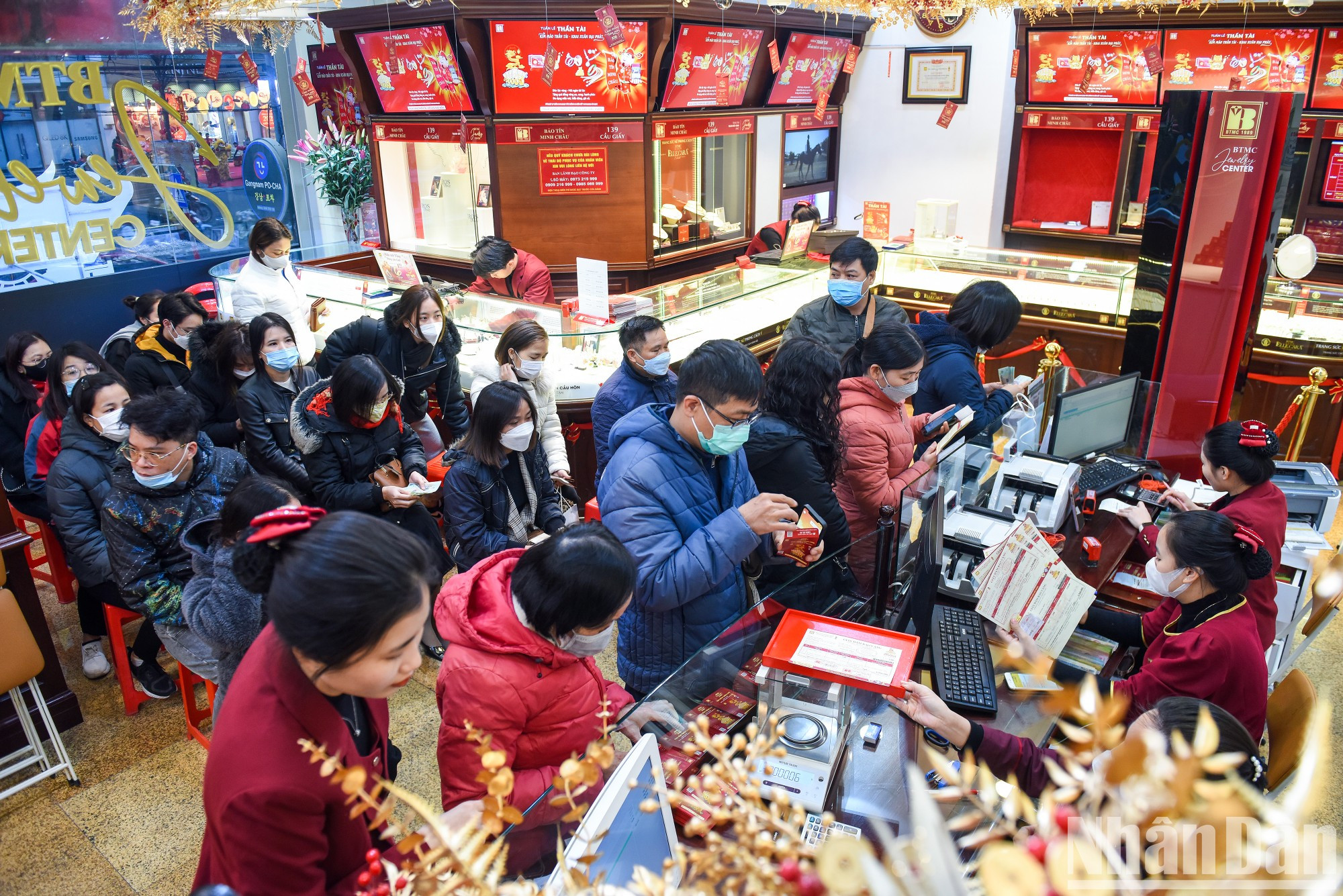 En comparación con años anteriores, el número de clientes en estas tiendas no fue tan alto. En comparación con años anteriores, el número de clientes en estas tiendas no fue tan alto.