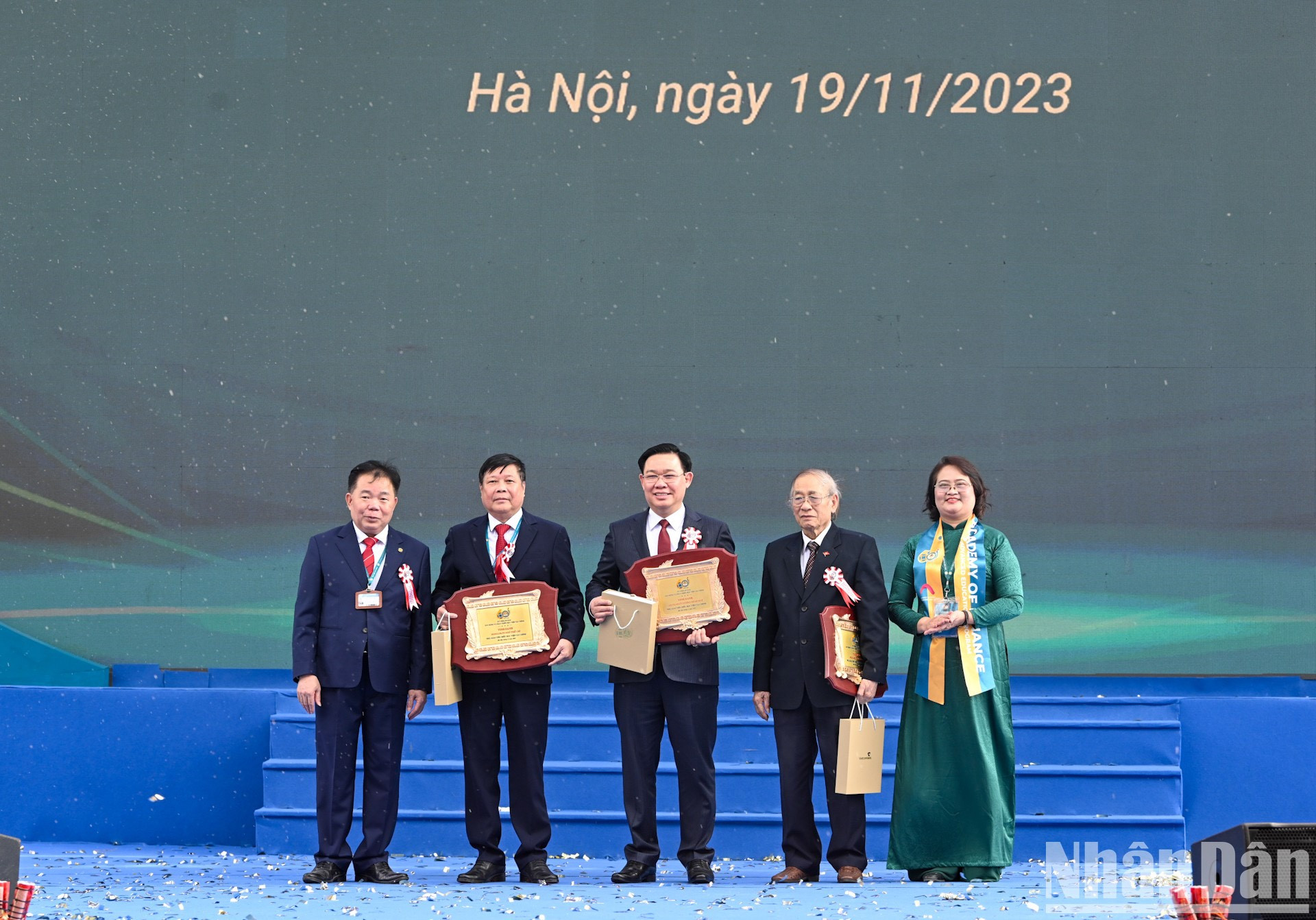Líderes de la Academia de Finanzas entregan insignias y flores a los destacados profesores de la Academia. Líderes de la Academia de Finanzas entregan insignias y flores a los destacados profesores de la Academia.
