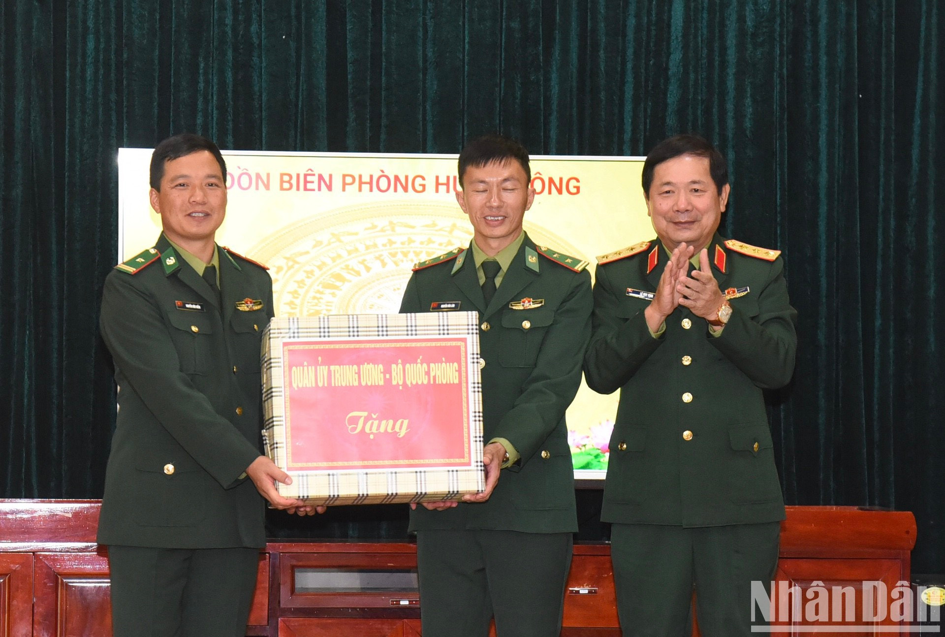 El teniente general Le Huy Vinh, viceministro de Defensa, otorga obsequios a los oficiales y soldados. El teniente general Le Huy Vinh, viceministro de Defensa, otorga obsequios a los oficiales y soldados.