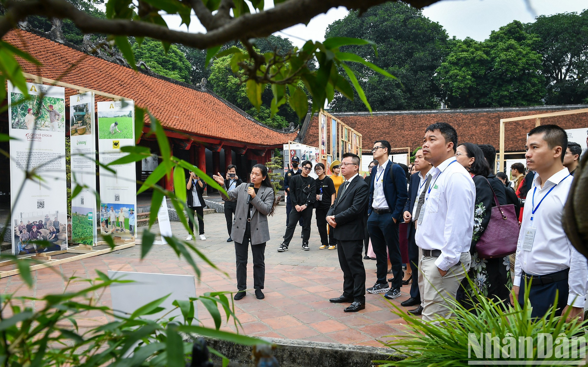 Los delegados visitan la exposición.