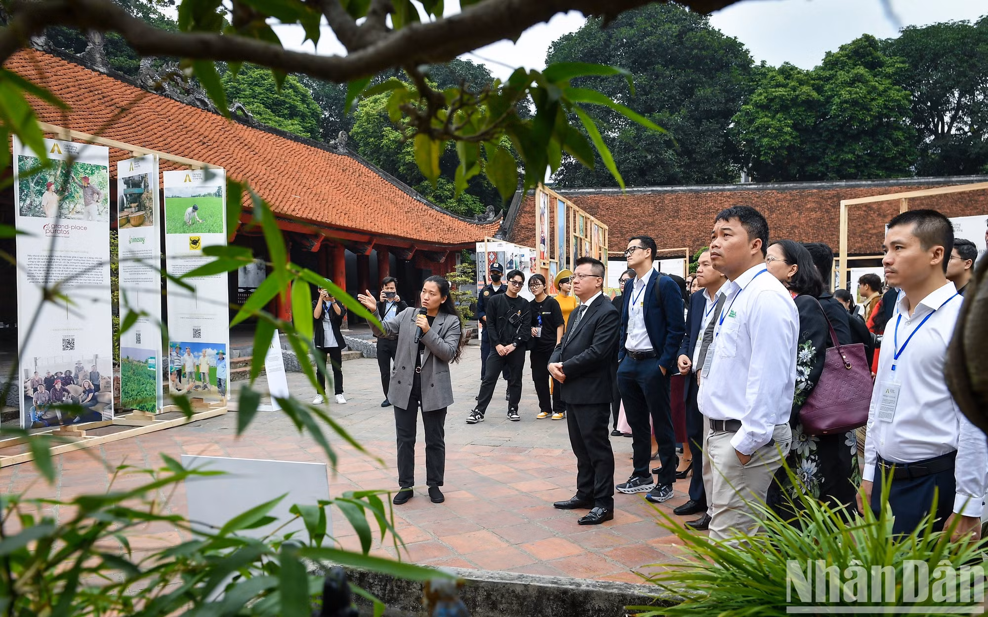 Los delegados visitan la exposición.
