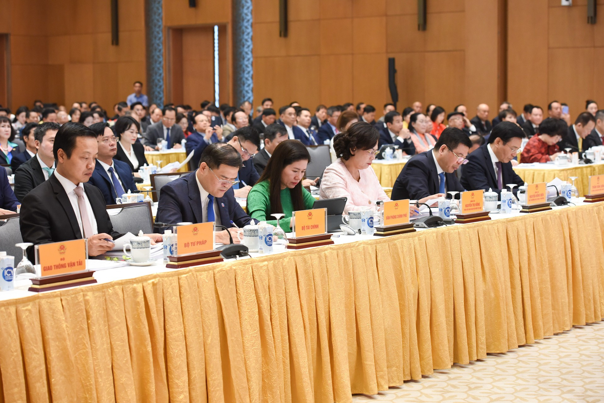 Representantes de los ministerios, departamentos y sectores.