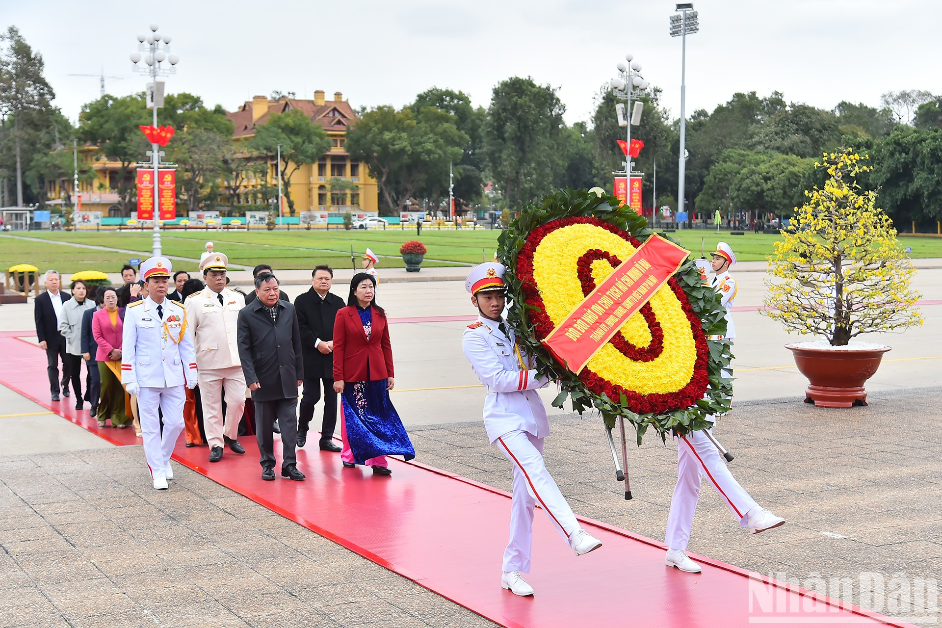 Una delegación de dirigentes del Comité del Partido, el Consejo Popular, el Comité Popular y el Comité del Frente de Hanói rinde homenaje al Presidente Ho Chi Minh depositando flores en su mausoleo.