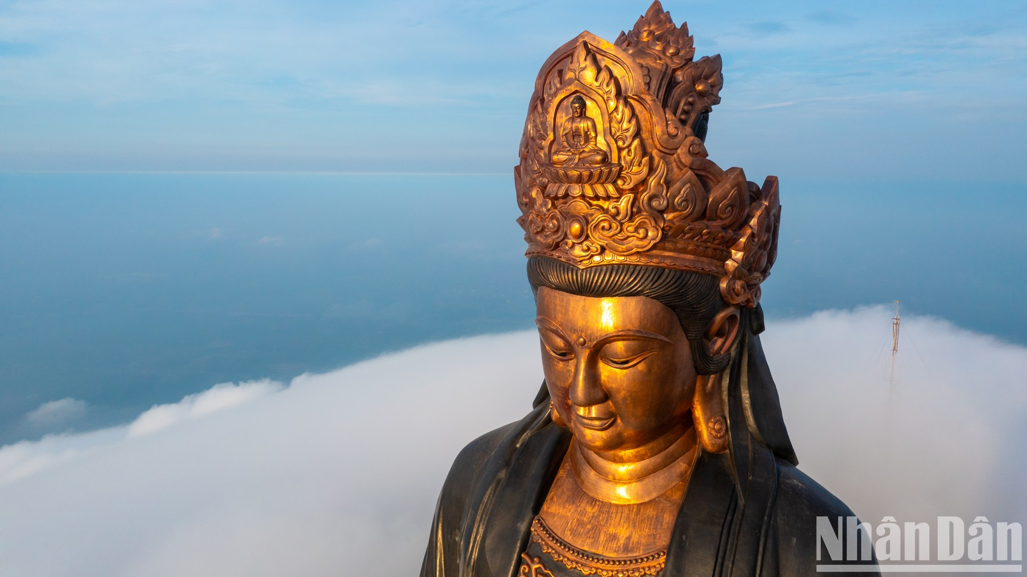 Las nubes fluyen sobre la cima de la montaña.