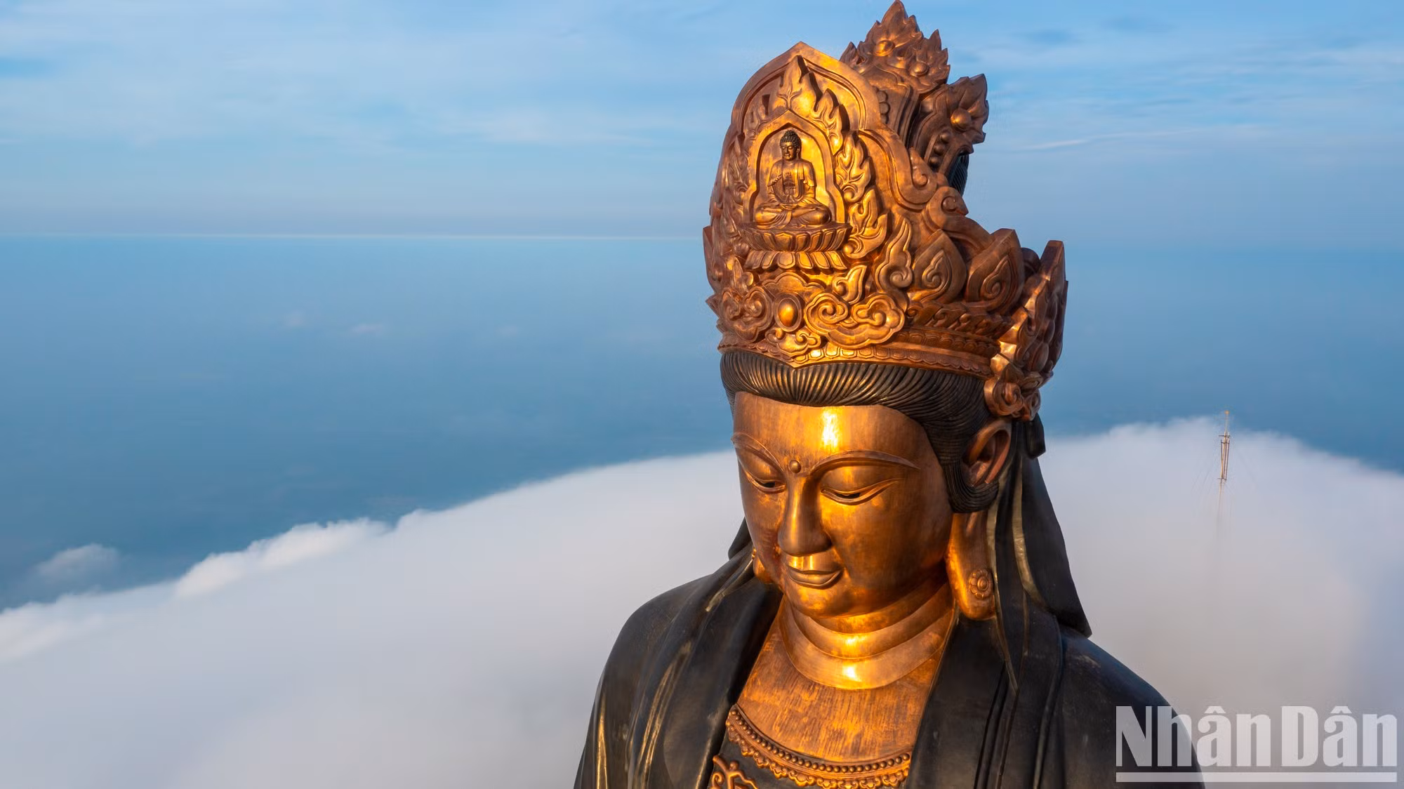 Las nubes fluyen sobre la cima de la montaña.