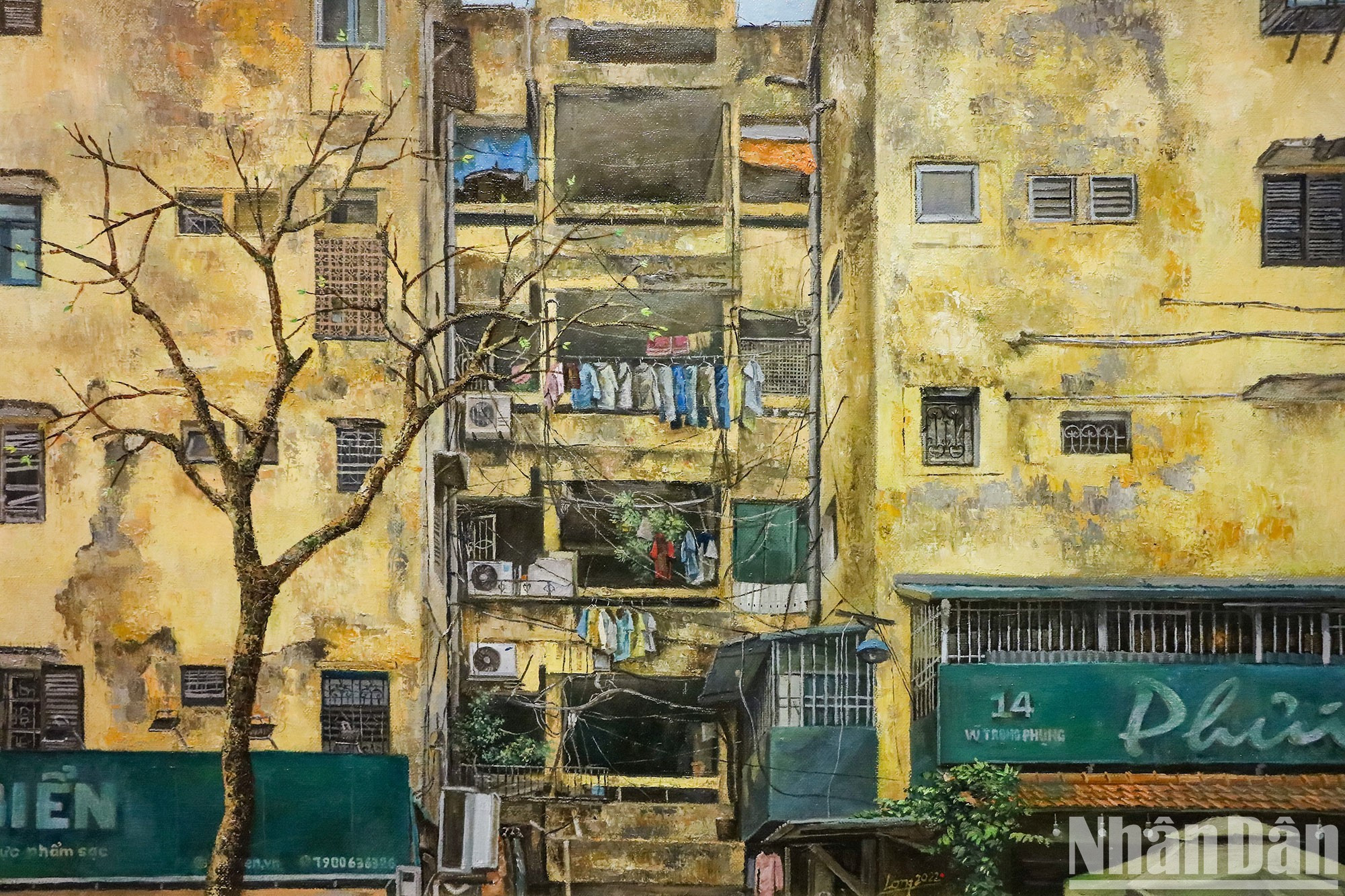La pieza al óleo "Recuerdos de invierno" describe los viejos muros del tiempo y los antiguos dormitorios característicos de Hanói. La pieza al óleo "Recuerdos de invierno" describe los viejos muros del tiempo y los antiguos dormitorios característicos de Hanói.