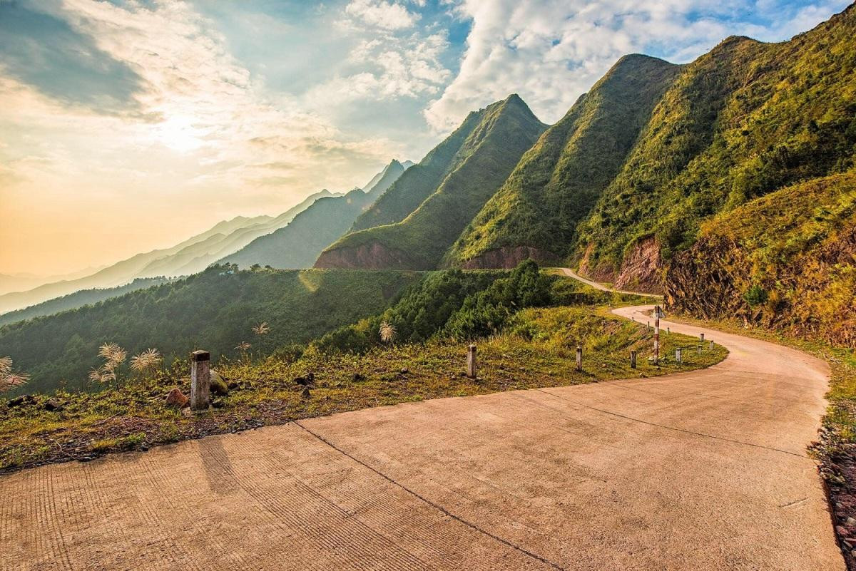 Majestuoso paisaje montañoso a lo largo de la línea fronteriza en la comuna de Bac Xa, distrito de Dinh Lap. Este lugar comparte 33 kilómetros de frontera con China y tiene varias alturas dignas de conquistar.