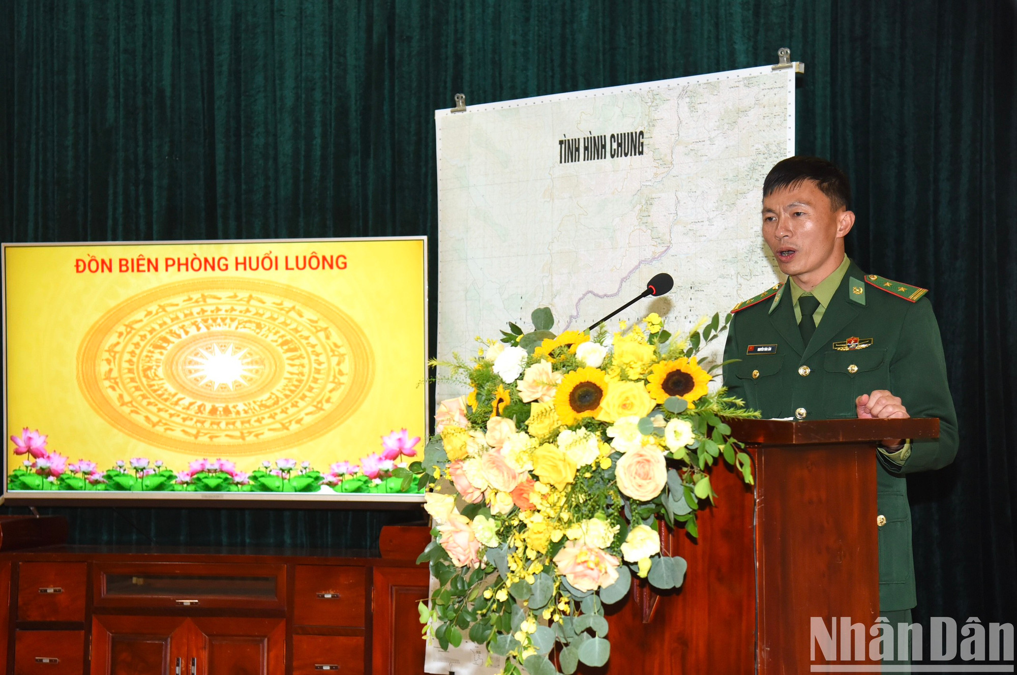 Un representante de la estación de guardia fronteriza de Huoi Luong interviene en la cita. Un representante de la estación de guardia fronteriza de Huoi Luong interviene en la cita.