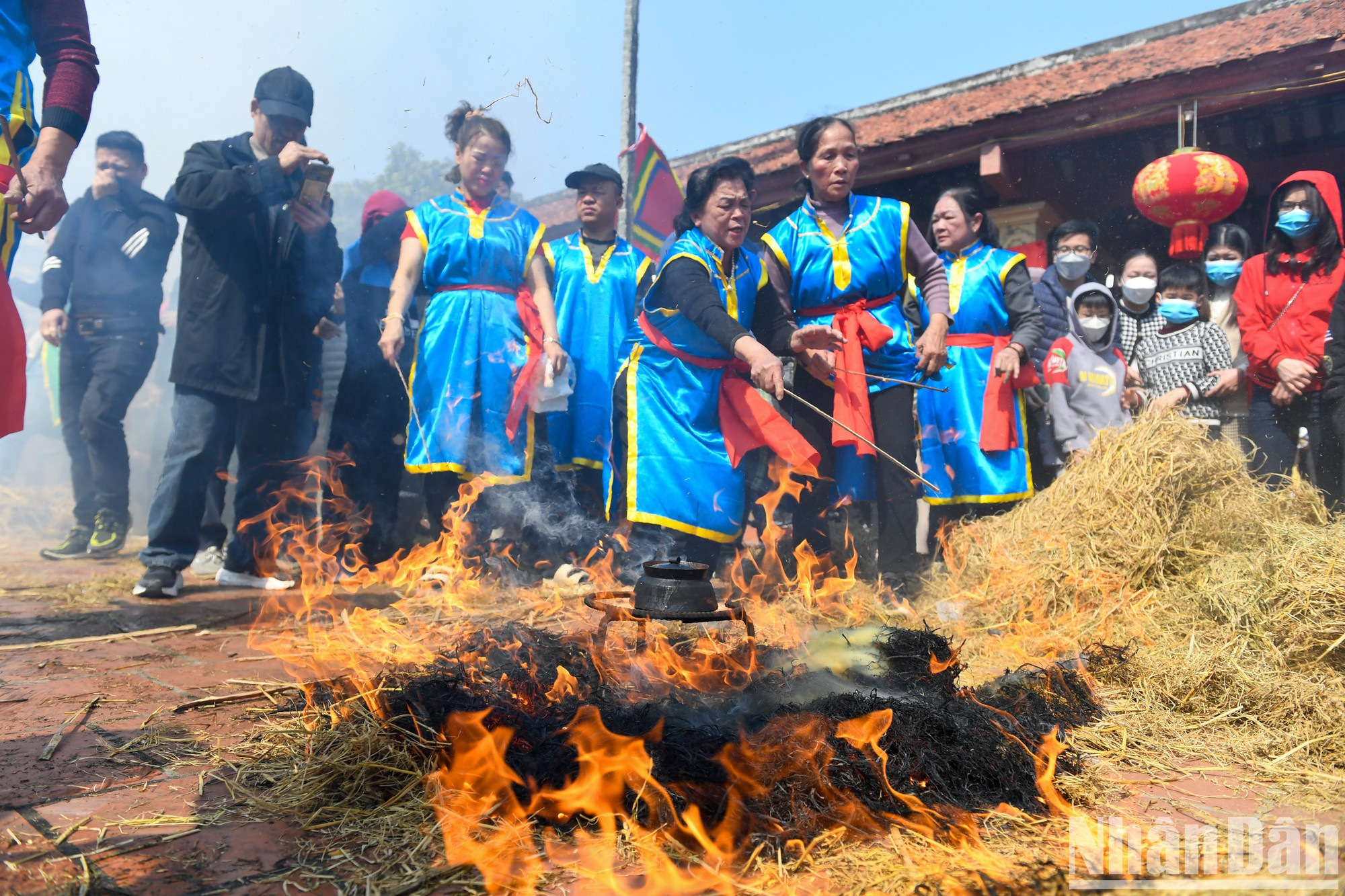 Durante el tiempo de cocina, los miembros de los equipos echan paja para mantener la llama encendida. Durante el tiempo de cocina, los miembros de los equipos echan paja para mantener la llama encendida.