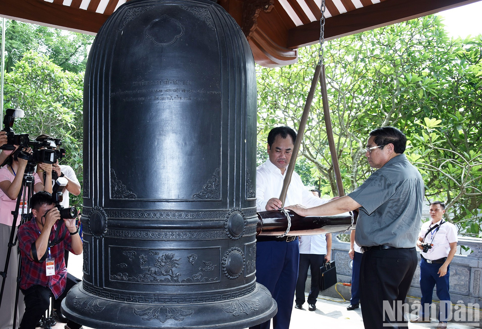 Minh Chinh y el secretario del Comité del Partido en Thai Nguyen, Trinh Viet Hung, tocan la campana en la reliquia histórica 27 de julio. Minh Chinh y el secretario del Comité del Partido en Thai Nguyen, Trinh Viet Hung, tocan la campana en la reliquia histórica 27 de julio.