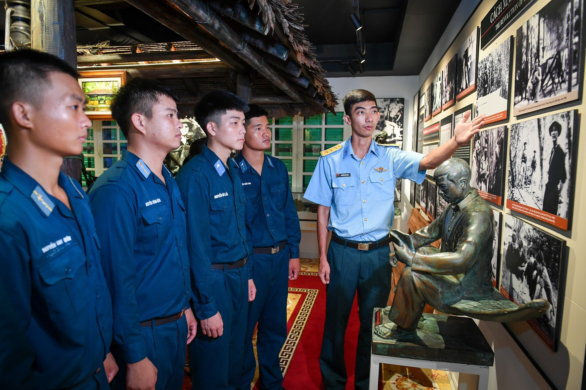 Conjunto de 23 estatuas de bronce, cada una de ellas asociada a acontecimientos históricos o personalidades de la misma época que el General.