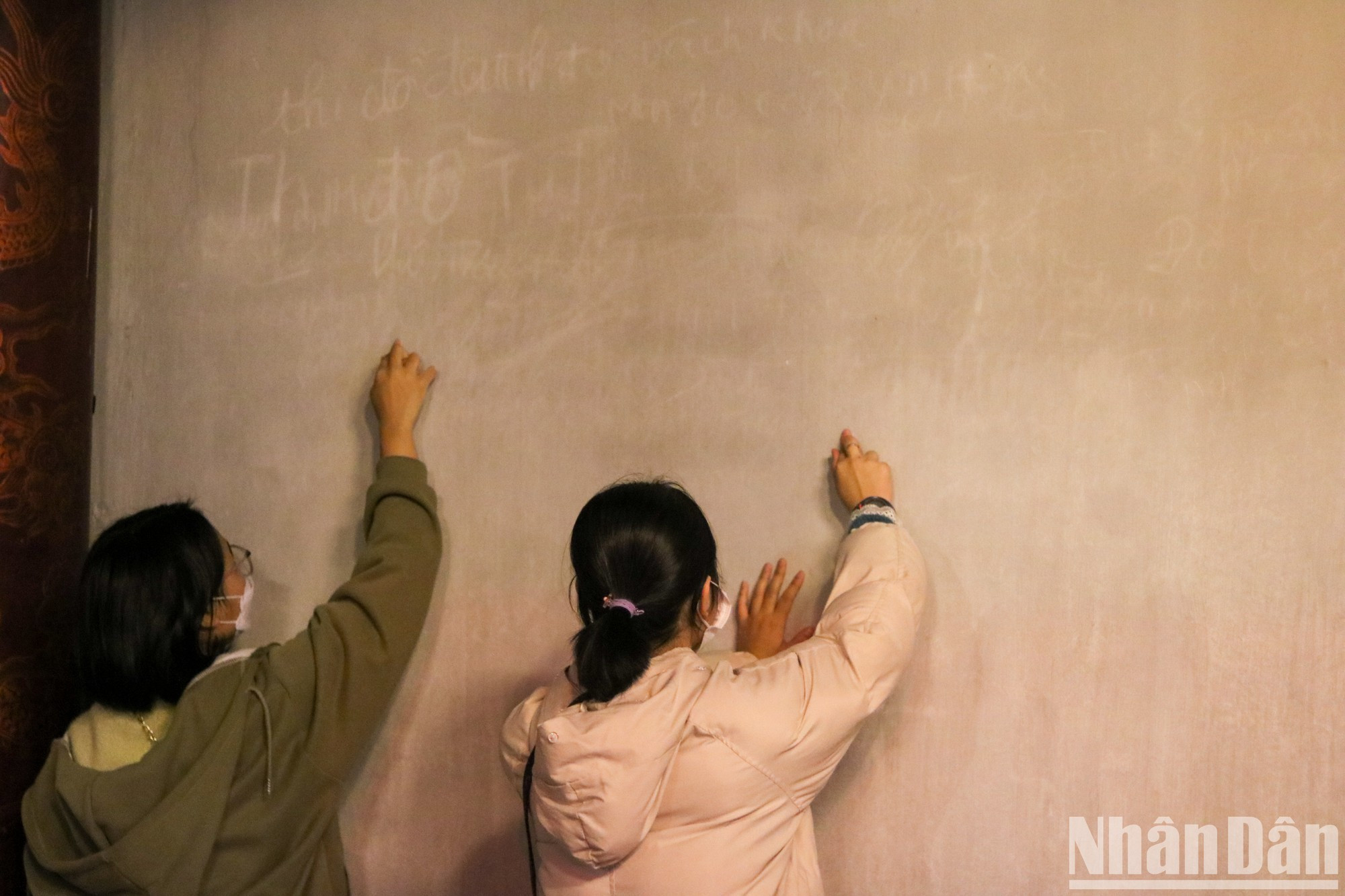 Los jóvenes también escriben en la pared palabras como "aprobar el examen" y "estudiar bien" con el deseo de tener un año escolar exitoso. Los jóvenes también escriben en la pared palabras como "aprobar el examen" y "estudiar bien" con el deseo de tener un año escolar exitoso.