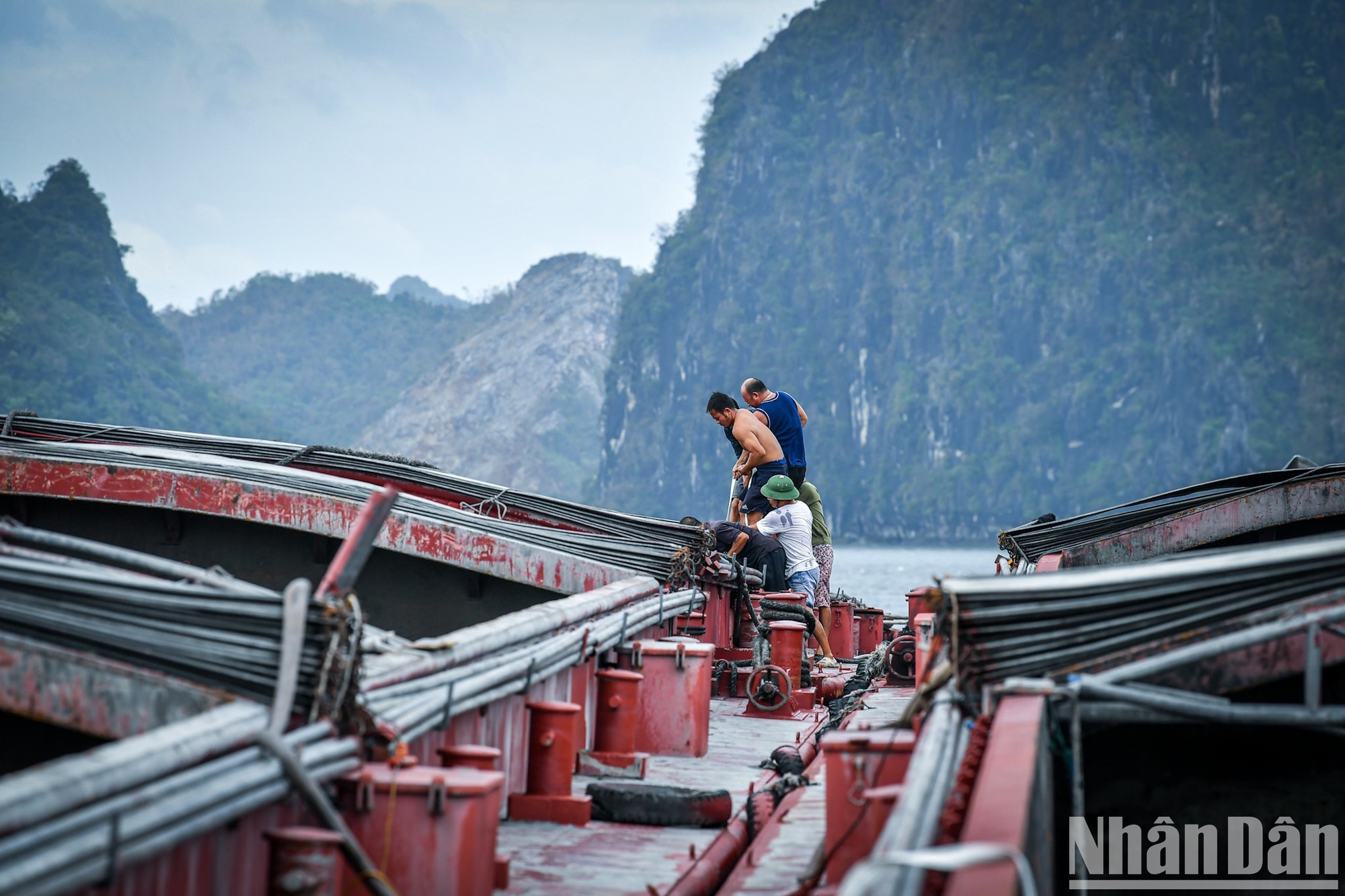 Los pescadores preparan sus embarcaciones para la próxima salida al mar. Los pescadores preparan sus embarcaciones para la próxima salida al mar.
