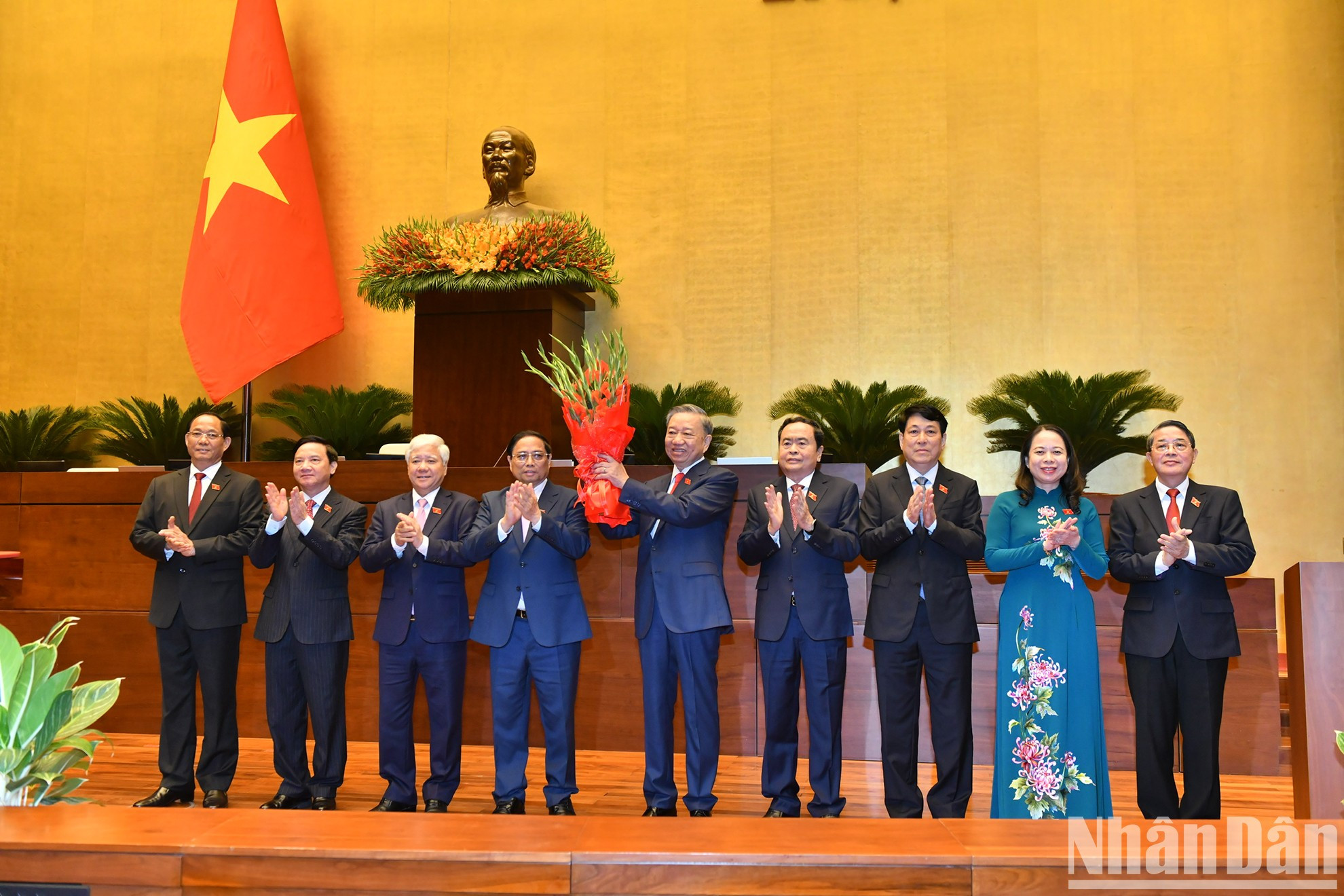 El primer ministro, Pham Minh Chinh; el titular de la Asamblea Nacional, Tran Thanh Man; el miembro permanente del Secretariado, Luong Cuong; el presidente del Comité Central del Frente de la Patria, Do Van Chien; la vicepresidenta Vo Thi Anh Xuan y los vicepresidentes de la Asamblea Nacional entregan flores para felicitar a To Lam.