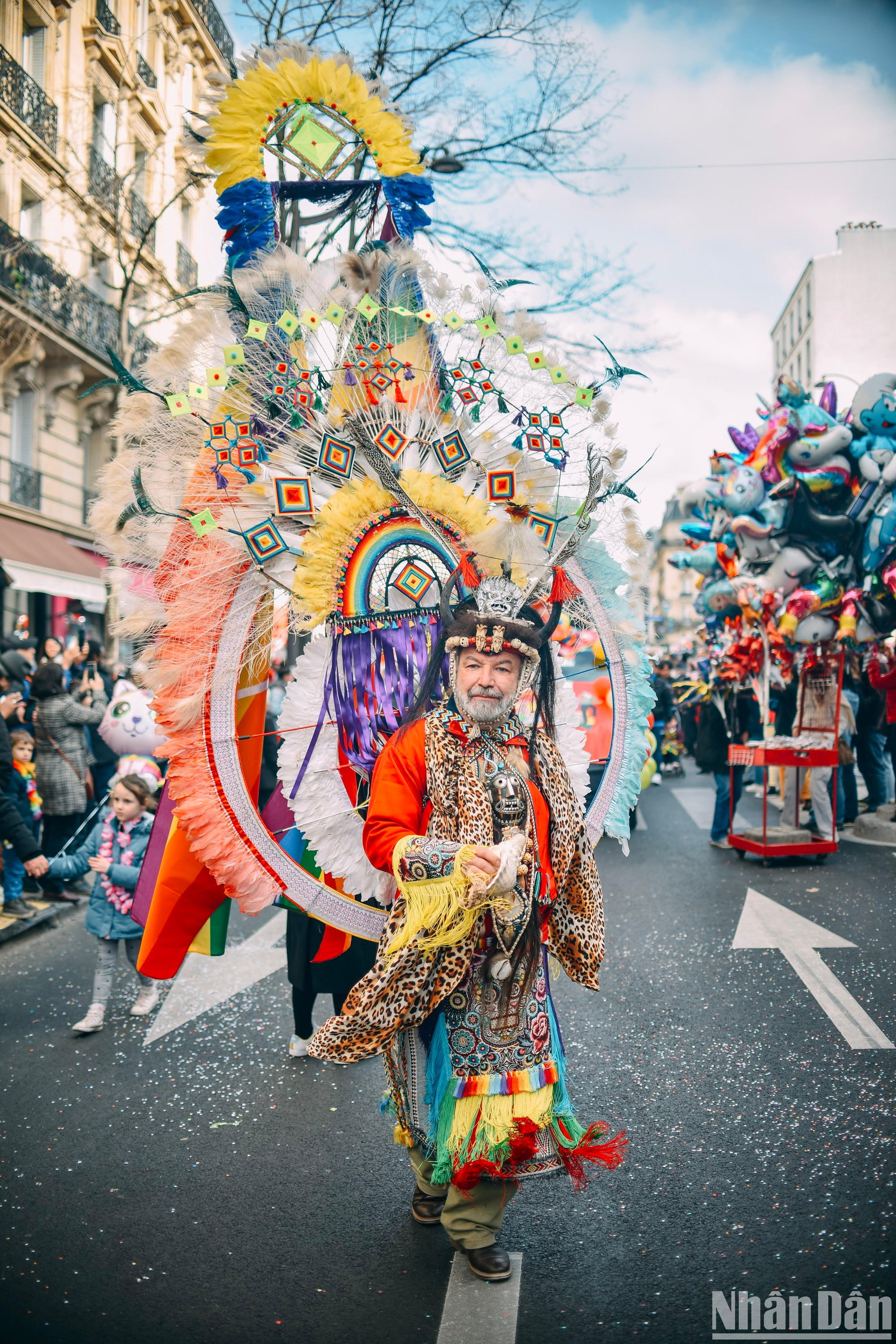 El Carnaval de París se celebró por primera vez en 1739, pero el desfile se hizo popular a mediados del siglo XIX, con procesiones a bordo de carruajes, decorados con coloridos adornos y lluvias de confeti. El Carnaval de París se celebró por primera vez en 1739, pero el desfile se hizo popular a mediados del siglo XIX, con procesiones a bordo de carruajes, decorados con coloridos adornos y lluvias de confeti.