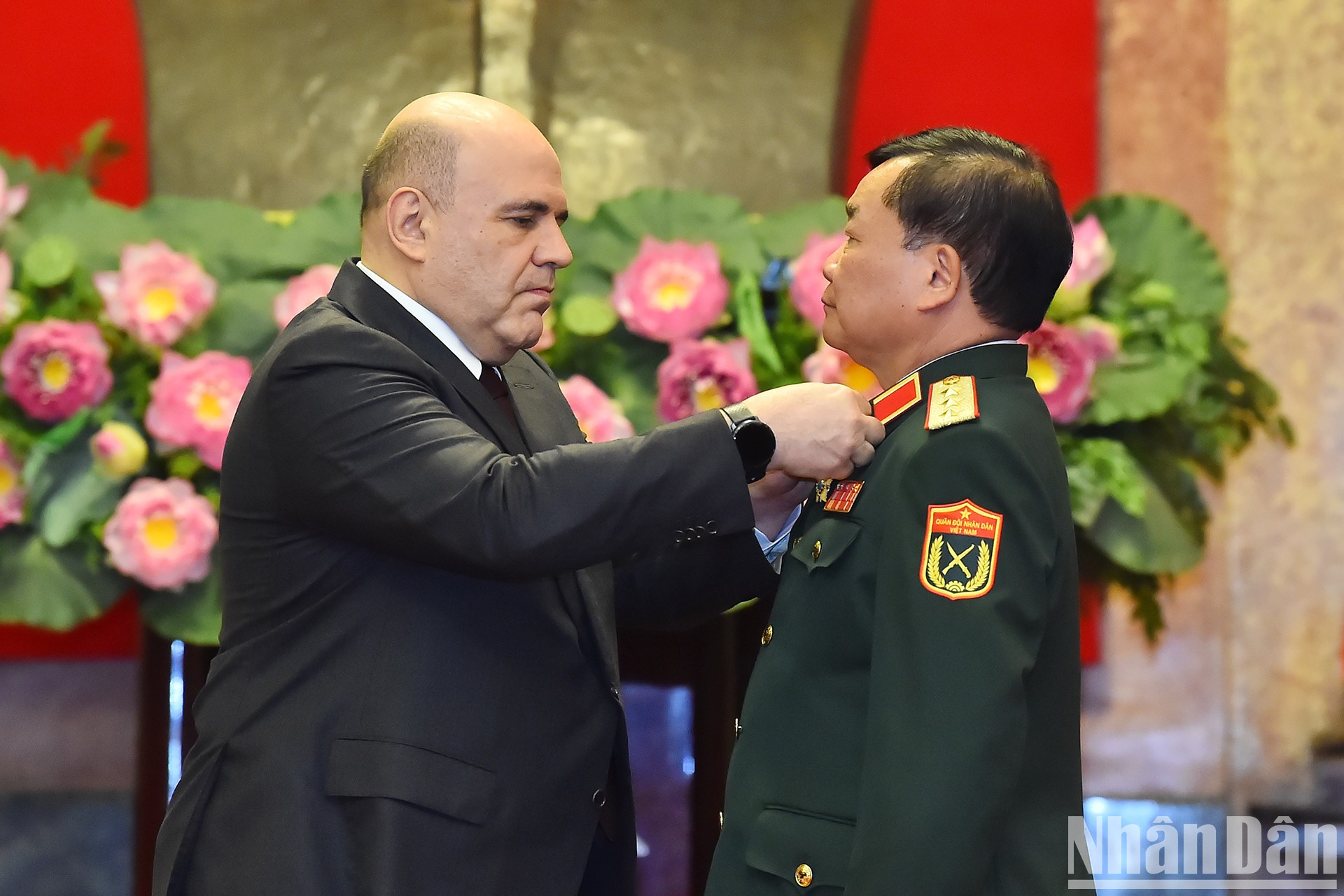 El primer ministro ruso, Mijaíl Vladimirovich Mishustin, entrega la Medalla de la Amistad del Estado de Rusia al teniente general Hoang Xuan Chien, viceministro de Defensa Nacional. El primer ministro ruso, Mijaíl Vladimirovich Mishustin, entrega la Medalla de la Amistad del Estado de Rusia al teniente general Hoang Xuan Chien, viceministro de Defensa Nacional.