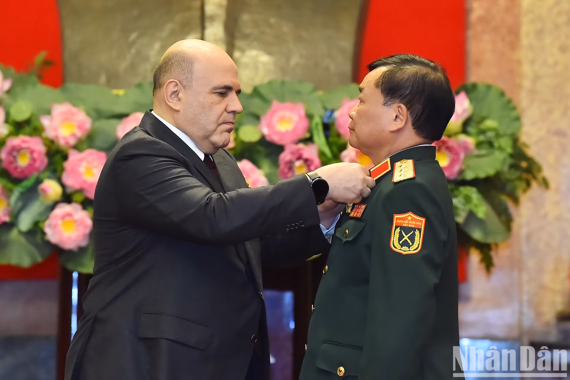 El primer ministro ruso, Mijaíl Vladimirovich Mishustin, entrega la Medalla de la Amistad del Estado de Rusia al teniente general Hoang Xuan Chien, viceministro de Defensa Nacional.