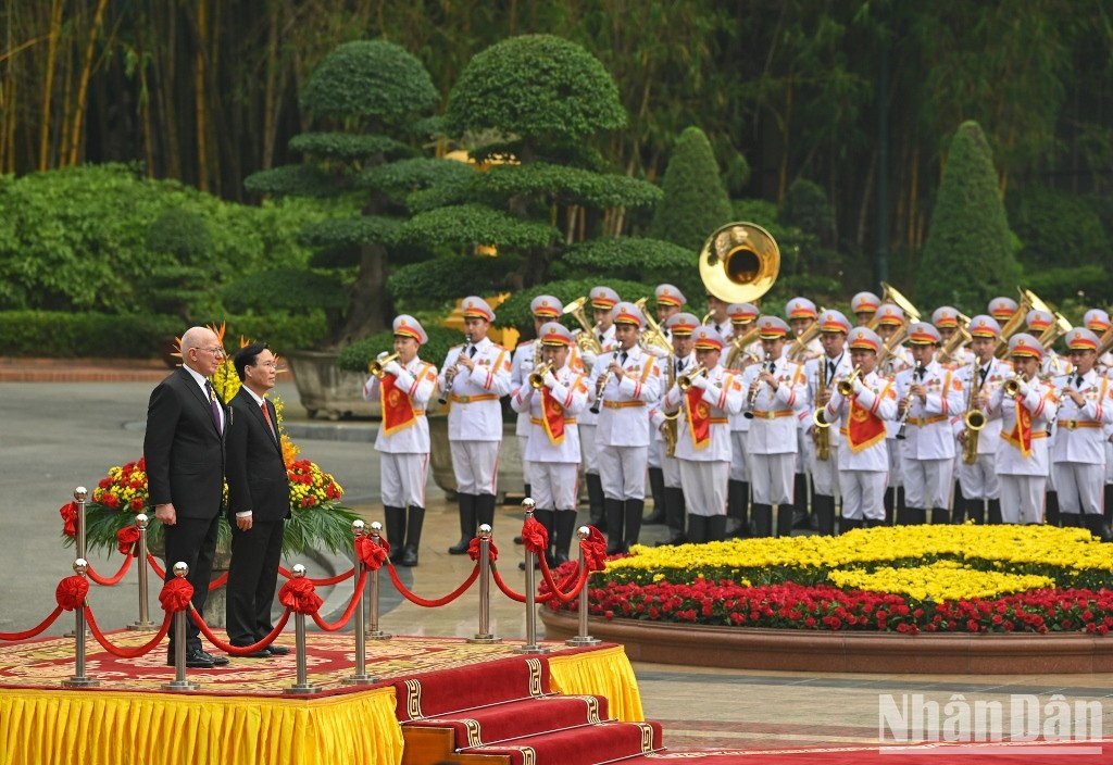 Una banda de ceremonias interpreta los himnos nacionales de Vietnam y Australia.