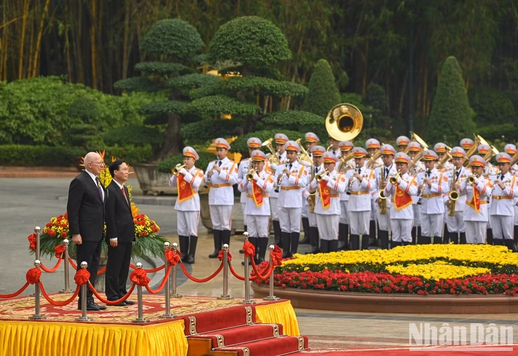 Una banda de ceremonias interpreta los himnos nacionales de Vietnam y Australia.