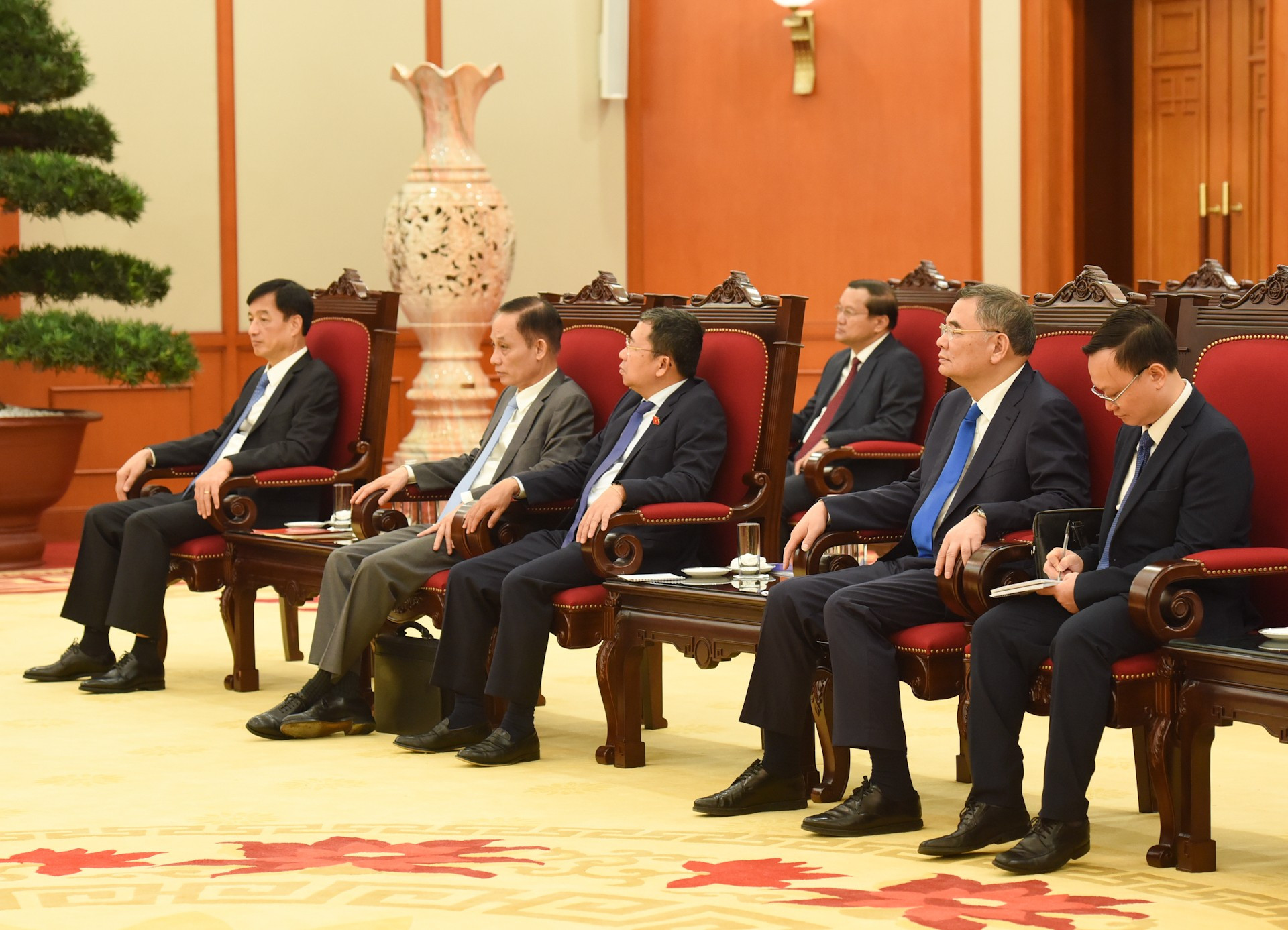 Delegados vietnamitas en el acto.