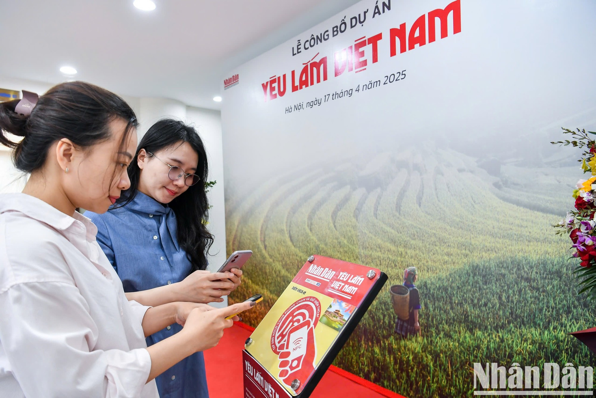 Se colocan placas con chips NFC en el evento para que los habitantes pudieran experimentar. Se colocan placas con chips NFC en el evento para que los habitantes pudieran experimentar.