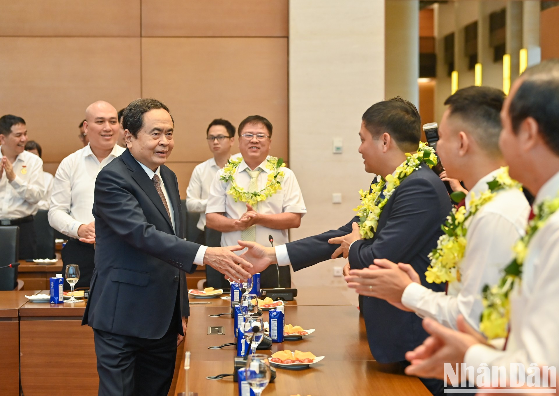El presidente de la Asamblea Nacional vietnamita, Tran Thanh Man, y los destacados trabajadores de la industria del petróleo y el gas. El presidente de la Asamblea Nacional vietnamita, Tran Thanh Man, y los destacados trabajadores de la industria del petróleo y el gas.