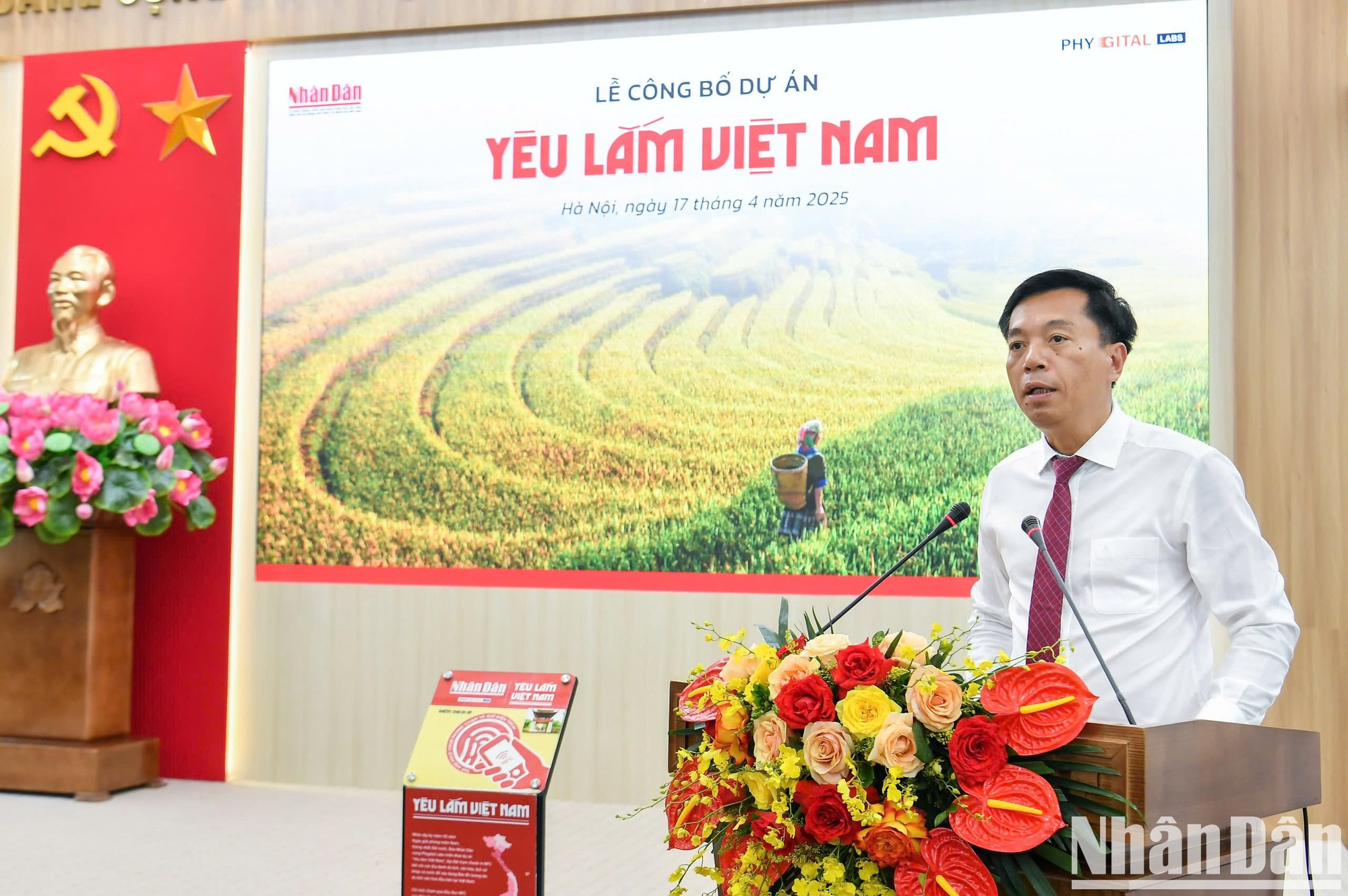 El subdirector del Servicio de Turismo de la provincia de Quang Ninh, Nguyen Lam Nguyen, expresó su honor cuando Quang Ninh tiene cuatro ubicaciones seleccionadas para colocar placas con chips NFC. El subdirector del Servicio de Turismo de la provincia de Quang Ninh, Nguyen Lam Nguyen, expresó su honor cuando Quang Ninh tiene cuatro ubicaciones seleccionadas para colocar placas con chips NFC.