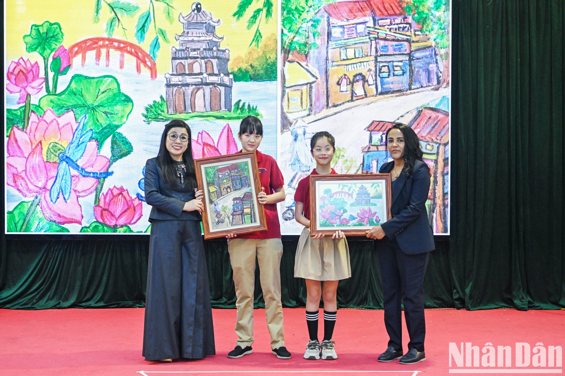 Las dos damas reciben un cuadro especial creado por estudiantes ciegos. Las dos damas reciben un cuadro especial creado por estudiantes ciegos.