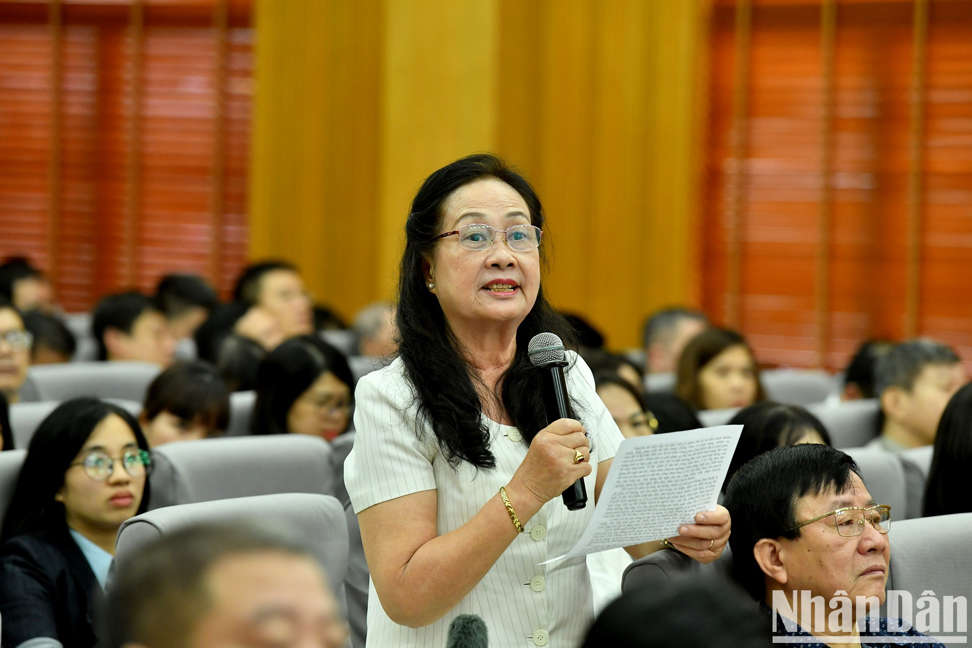 Una votante de la ciudad de Hanói expresan sus opiniones.