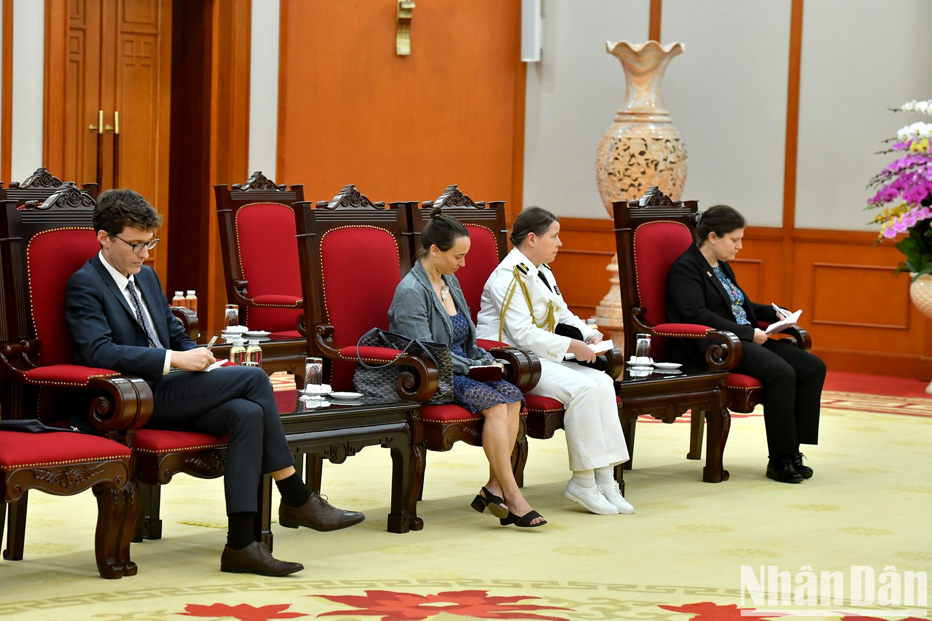 Los delegados que acompañan al embajador francés.
