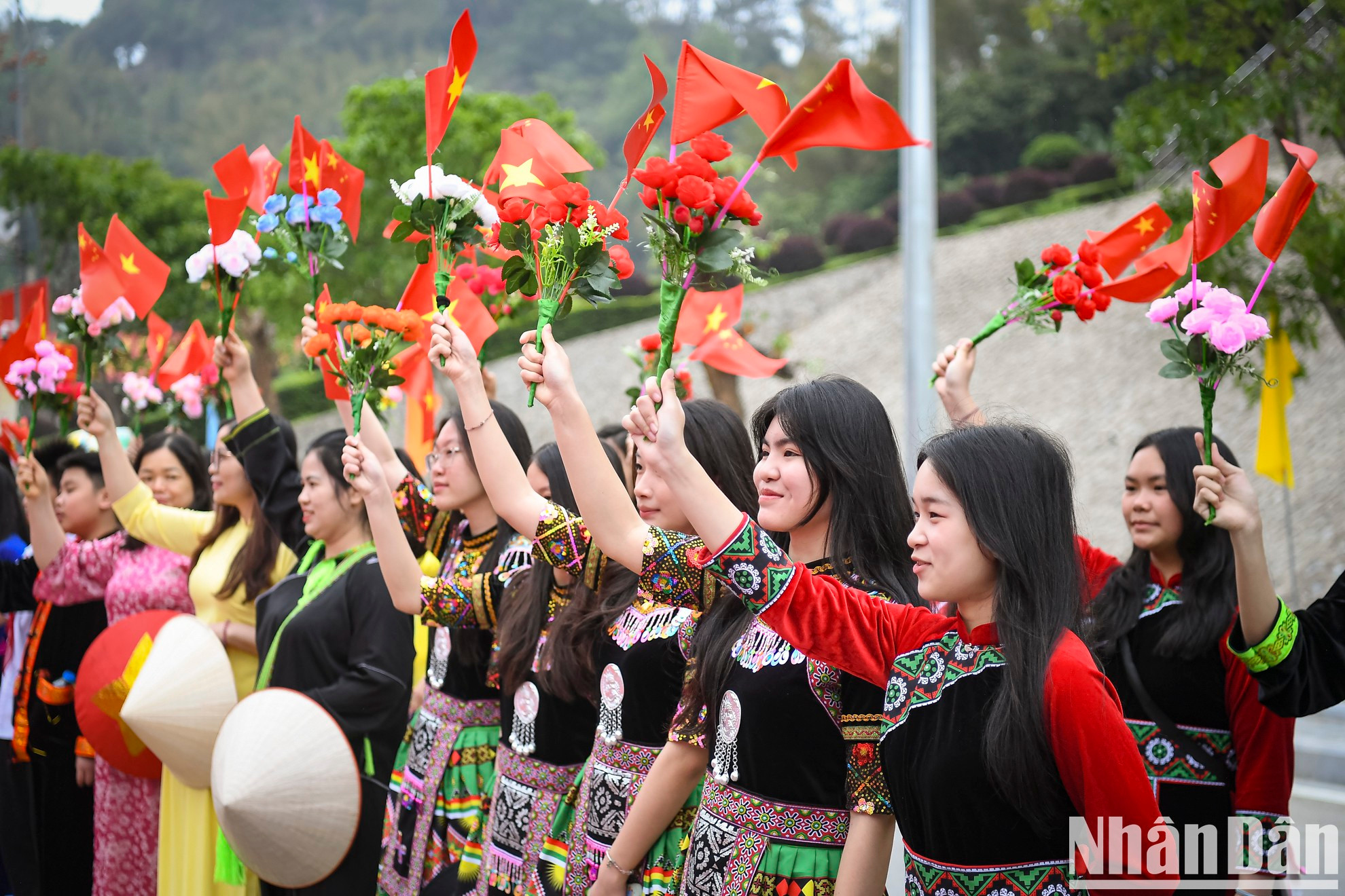 La ceremonia de bienvenida tiene lugar en un cálido ambiente de amistad con los vítores alegres de muchos pobladores y estudiantes vietnamitas.