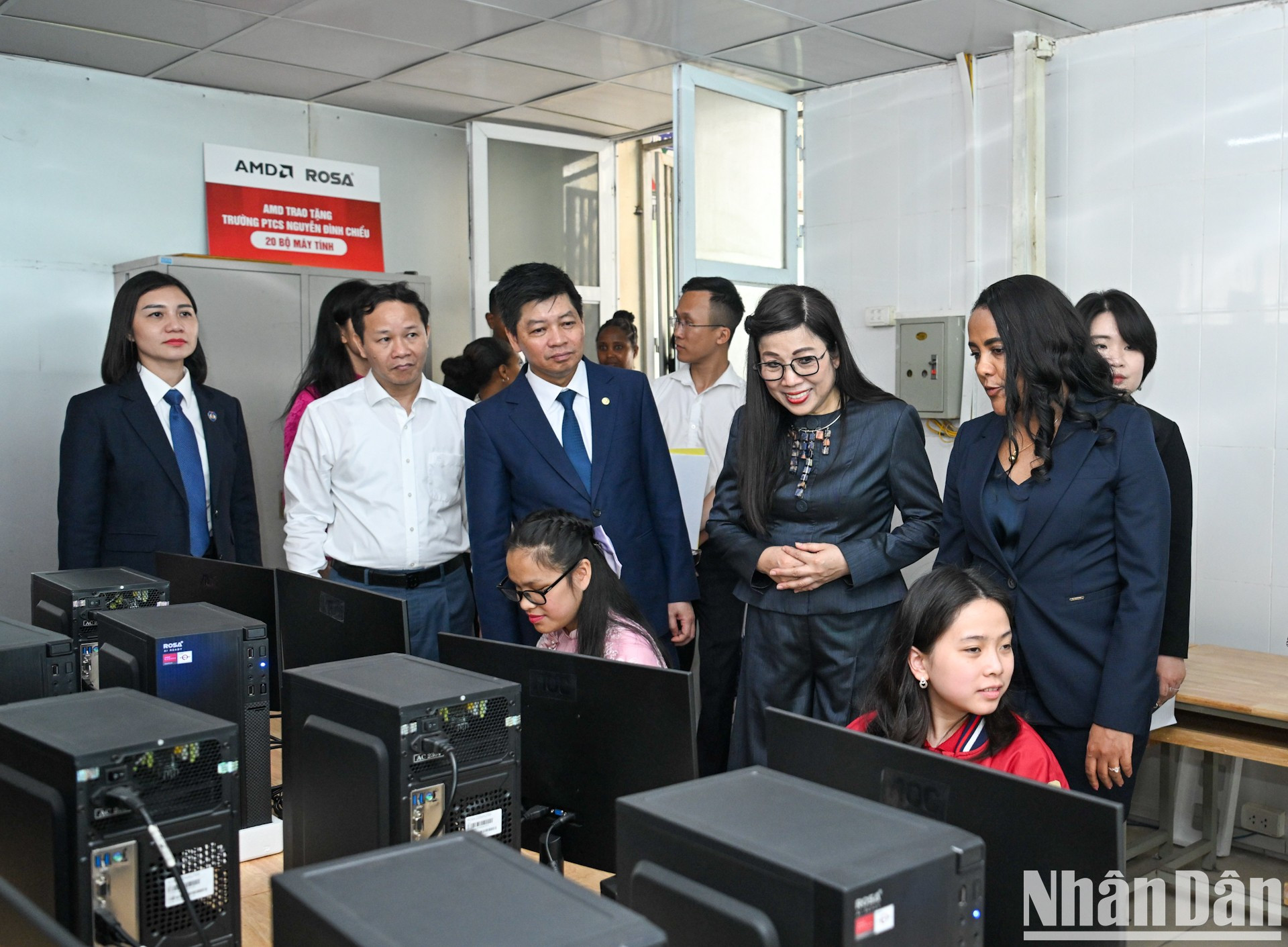 Las dos damas visitan la sala de informática para estudiantes con discapacidad visual. Las dos damas visitan la sala de informática para estudiantes con discapacidad visual.