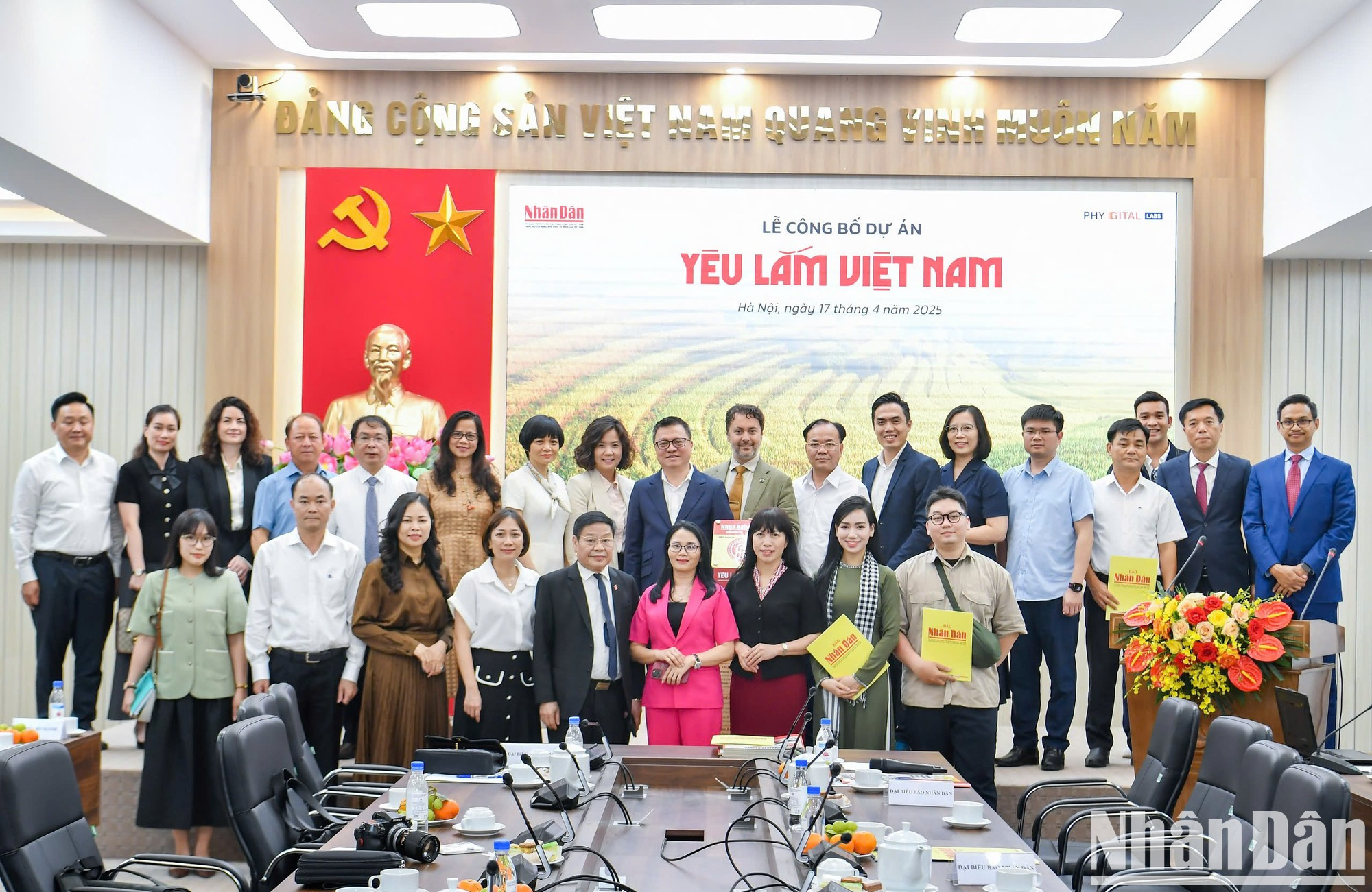 Los delegados toman fotos de recuerdo en la cita. Los delegados toman fotos de recuerdo en la cita.