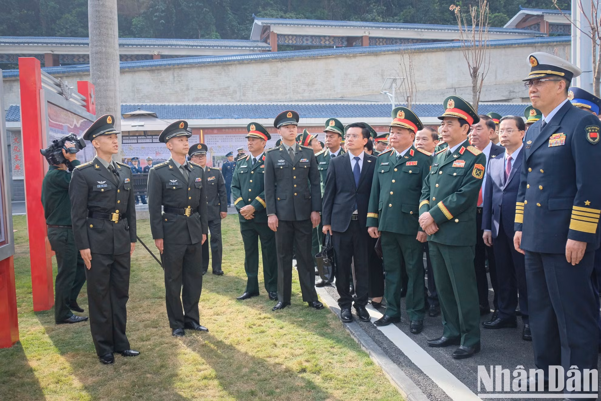 Los dos ministros visitan la Compañía de Guardia Fronteriza en la puerta fronteriza internacional de Huu Nghi, provincia vietnamita de Lang Son.