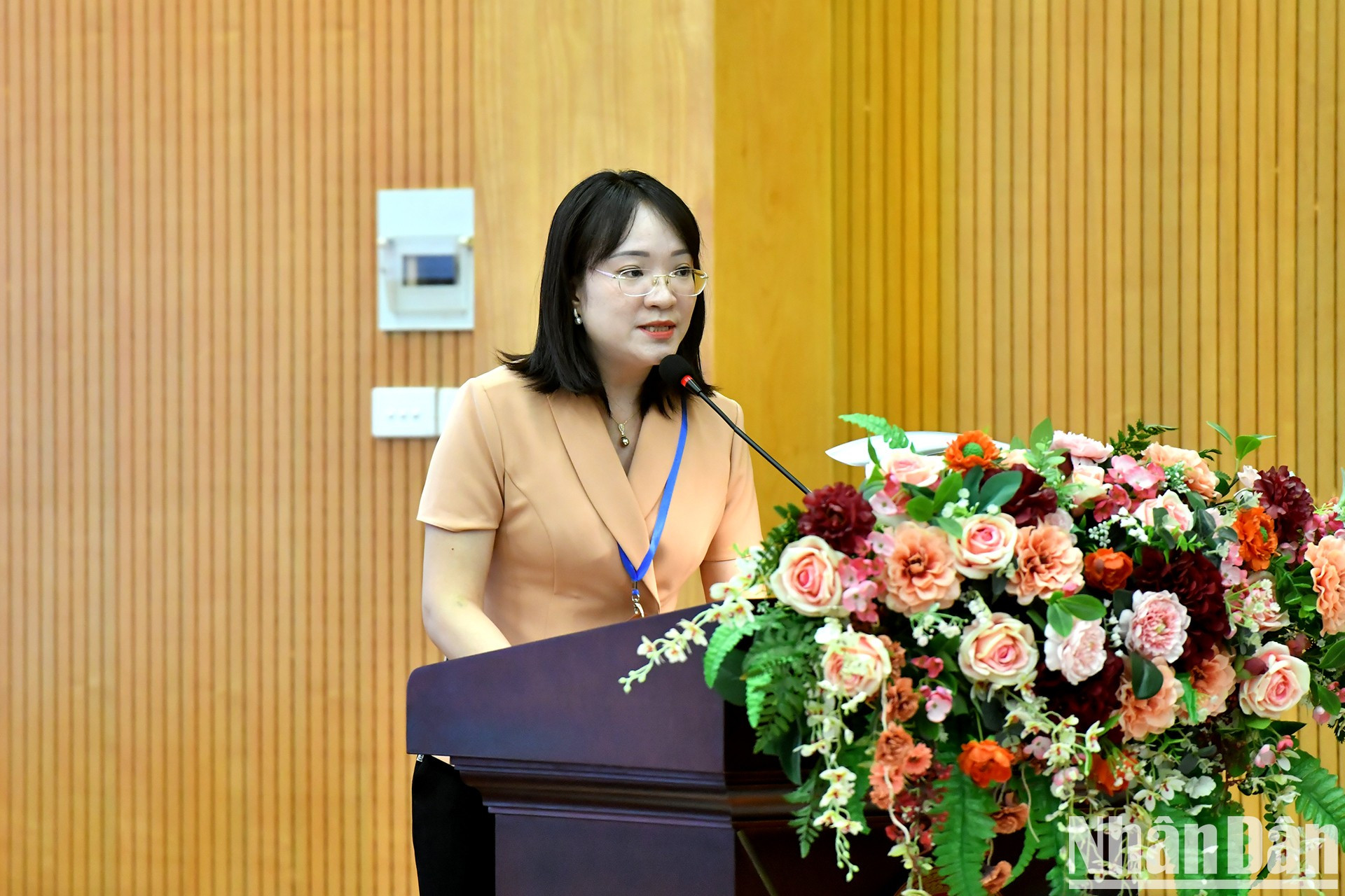 La presidenta del Comité del Frente de la Patria del distrito de Hai Ba Trung, Nguyen Xuan Diep, interviene en la reunión.