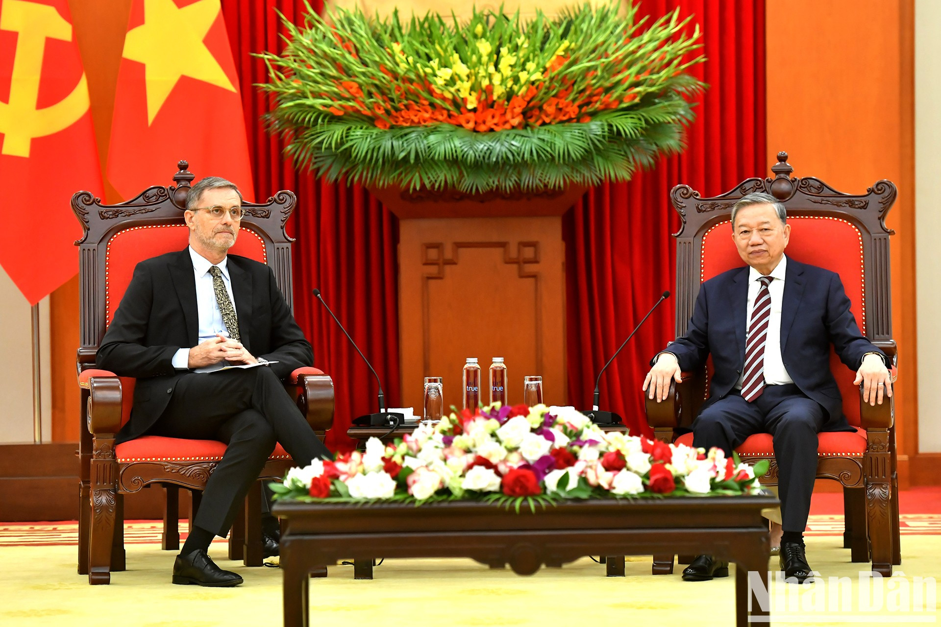 El secretario general del Partido Comunista de Vietnam, To Lam, y el embajador de Francia en Hanói, Olivier Brochet.