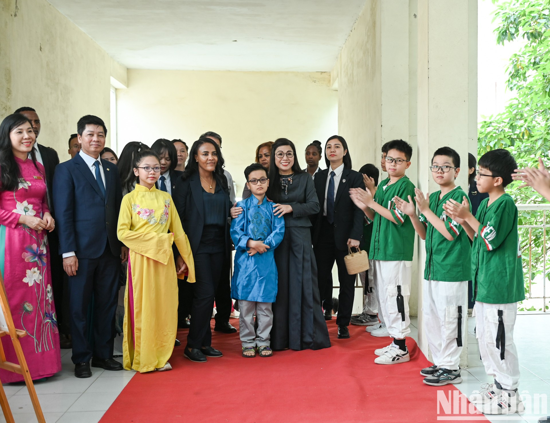 La junta directiva y los profesores de la escuela Nguyen Dinh Chieu dan la bienvenida a ambas damas. La junta directiva y los profesores de la escuela Nguyen Dinh Chieu dan la bienvenida a ambas damas.