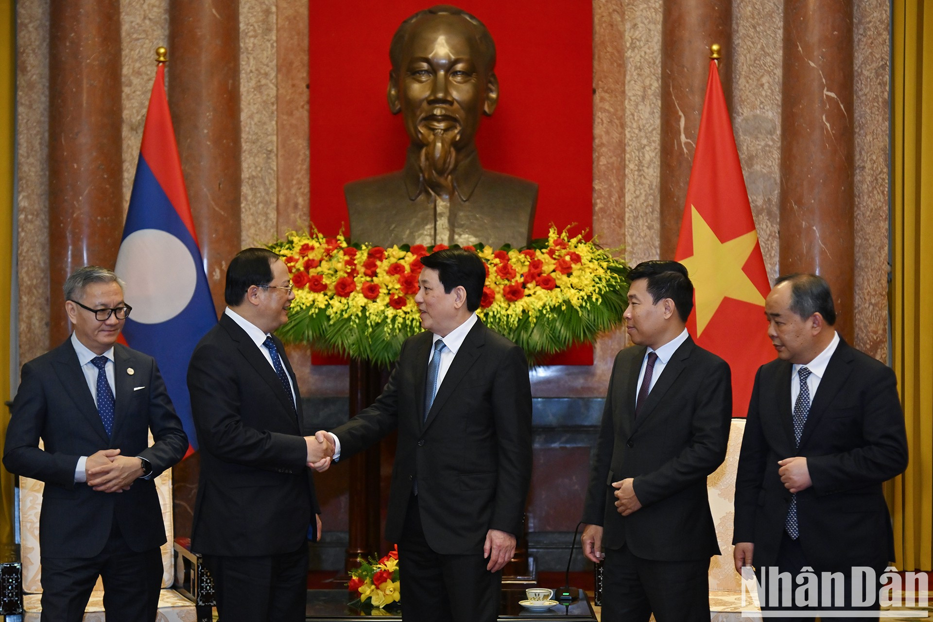 El presidente vietnamita, Luong Cuong, habla con el primer ministro de Laos, Sonexay Siphandone, al margen de la recepción. El presidente vietnamita, Luong Cuong, habla con el primer ministro de Laos, Sonexay Siphandone, al margen de la recepción.
